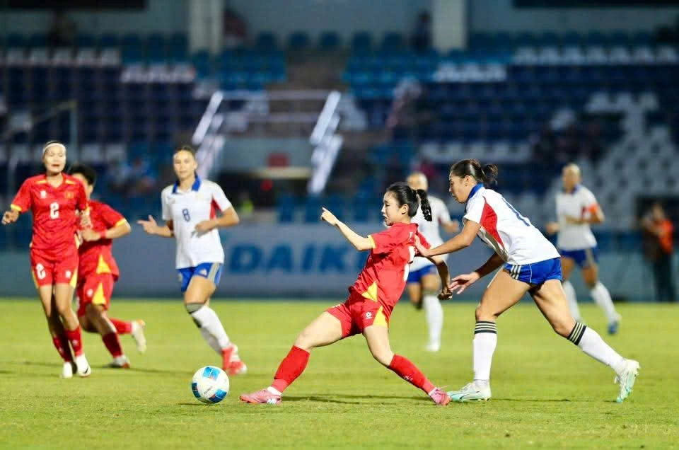 Dù dối đầu với tuyển Philippines vượt trội về tầm vóc, sức mạnh nhưng tuyển nữ Việt Nam chơi không hề lép vế (ảnh Nguyễn Tấn)