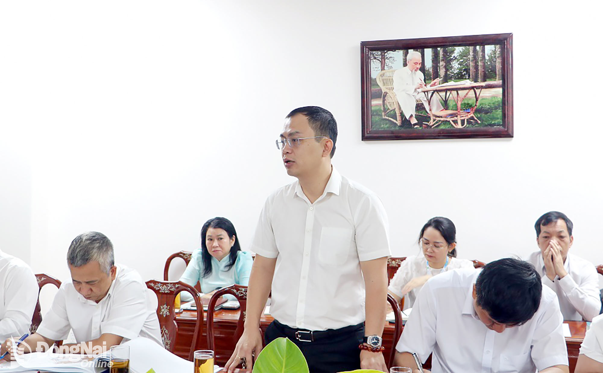 &Ocirc;ng L&ecirc; Ho&agrave;ng Sơn, Chủ tịch UBND x&atilde; Long Th&agrave;nh ph&aacute;t biểu tại buổi l&agrave;m việc. Ảnh: Phạm T&ugrave;ng