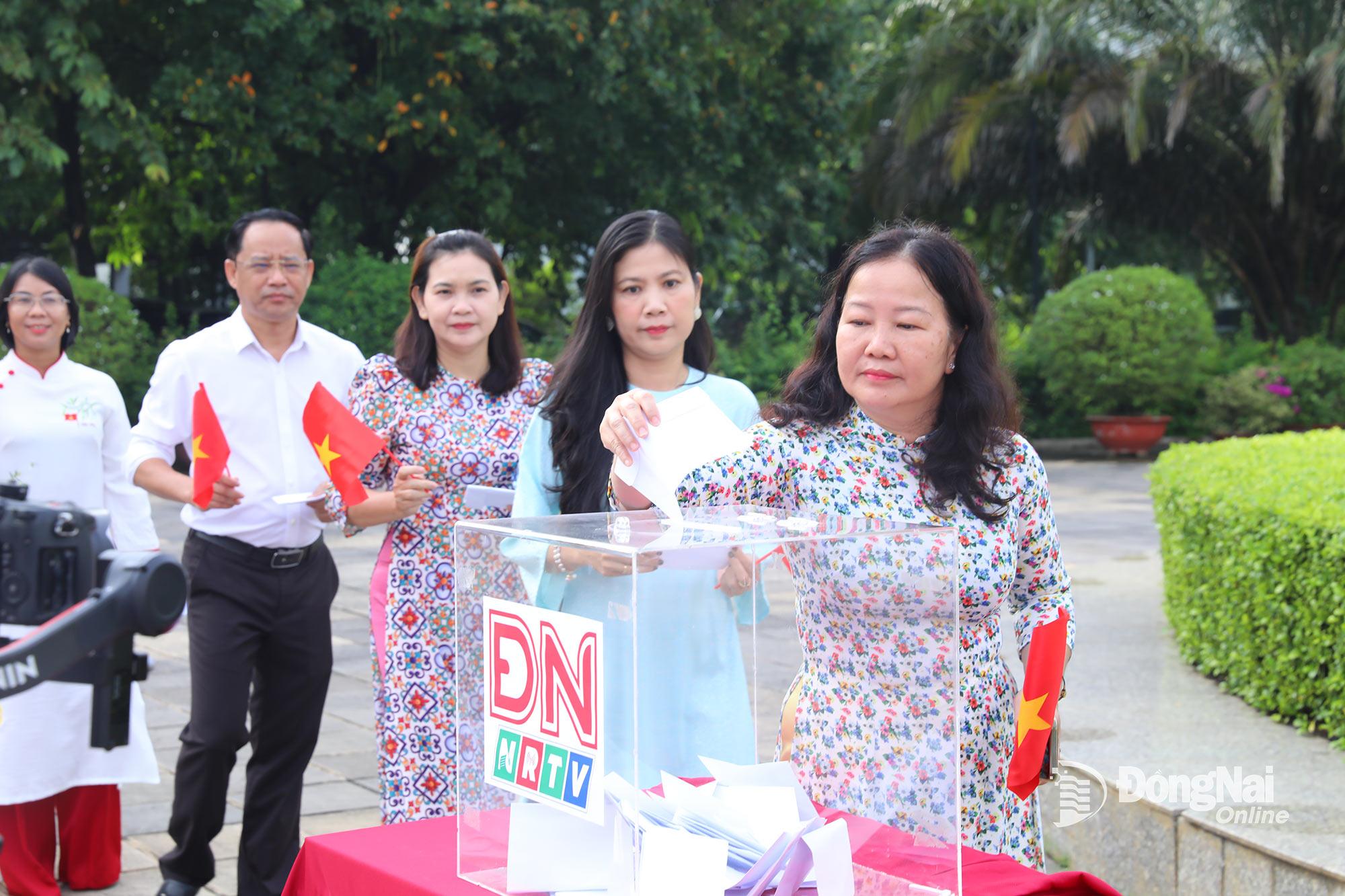 Ban Biên tập, phóng viên, biên tập viên, người lao động và cộng tác viên chuyên trách của Báo và Phát thanh, Truyền hình Đồng Nai ủng hộ nhân dân Cuba. Ảnh: Huy Anh  