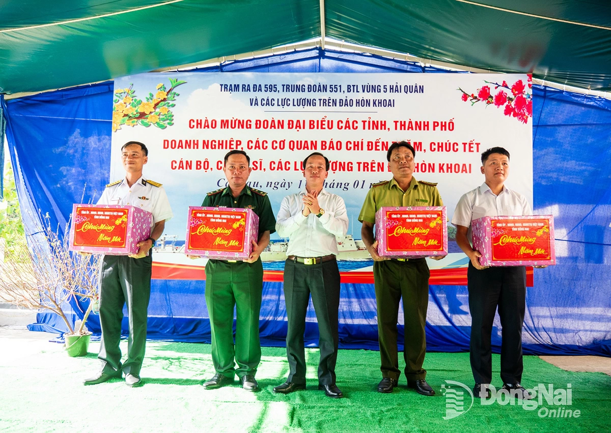 Thượng t&aacute; B&ugrave;i Kh&aacute;nh H&ograve;a, Ph&oacute; chỉ huy trưởng Bộ Chỉ huy qu&acirc;n sự tỉnh Đồng Nai tặng qu&agrave; cho c&aacute;c lực lượng tr&ecirc;n đảo. Ảnh: Xu&acirc;n Lượng.