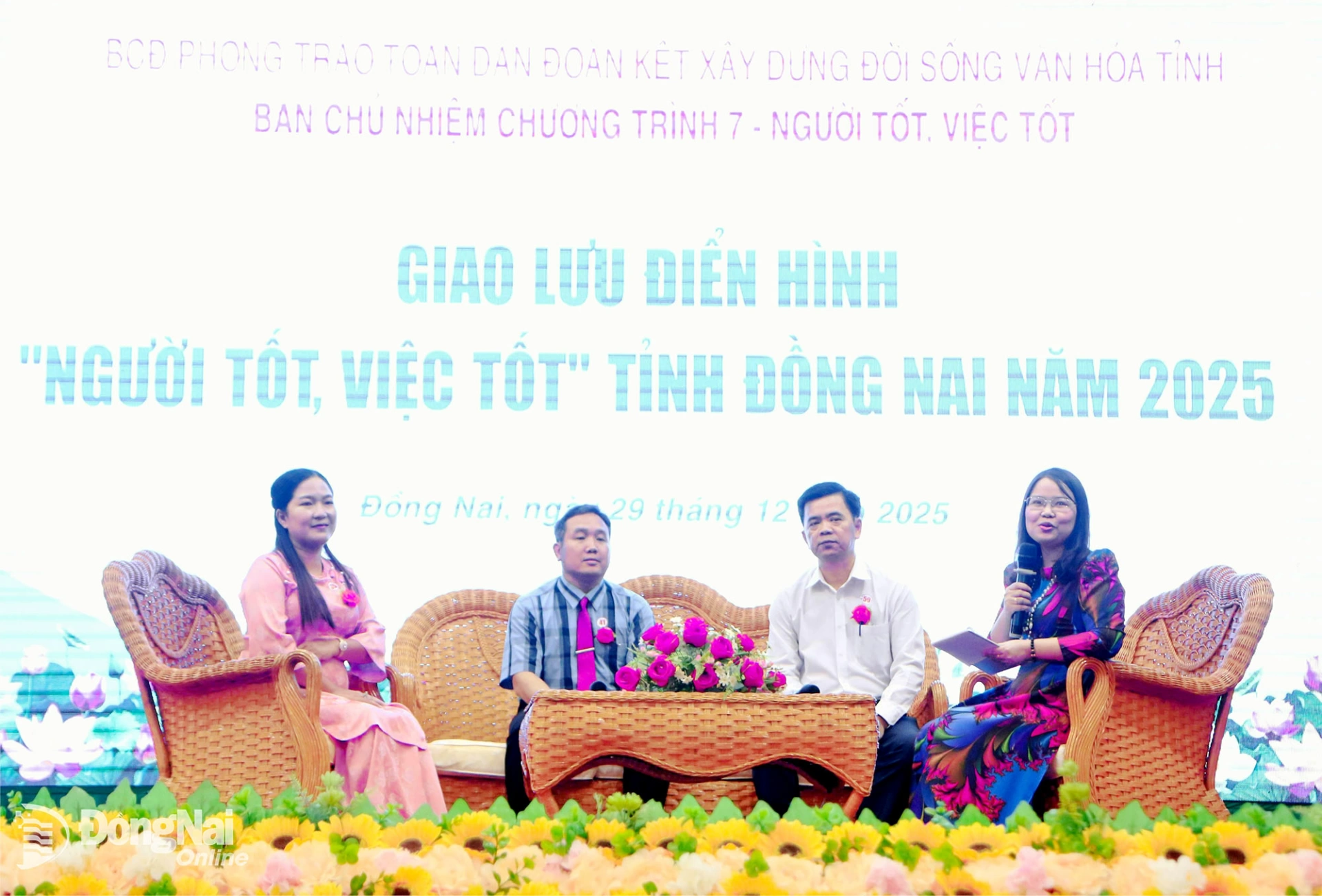 C&aacute;c điển h&igrave;nh ti&ecirc;n tiến giao lưu tại hội nghị. Ảnh: Văn Truy&ecirc;n