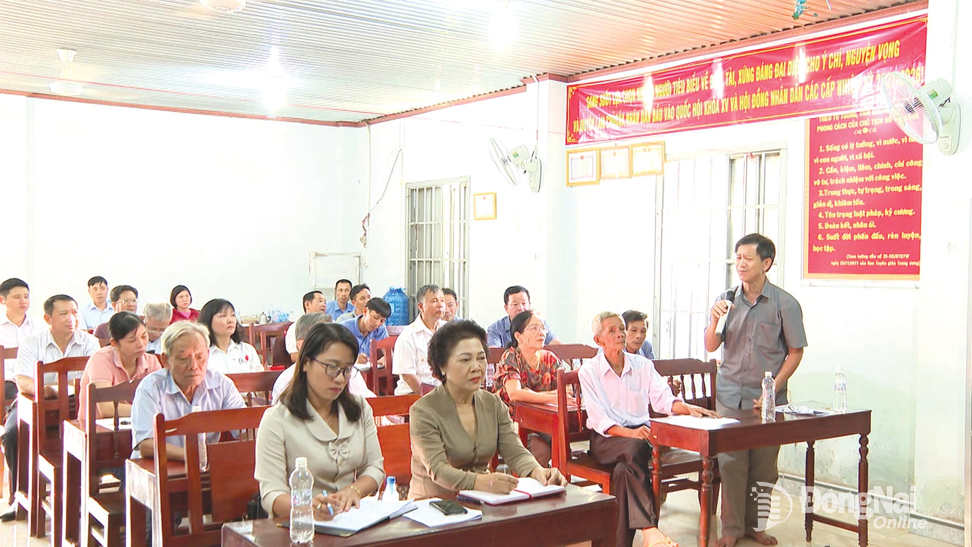 Các đảng viên Chi bộ khu phố Bình Giang 1, phường Phước Long trong một buổi sinh hoạt chi bộ. Ảnh: Cẩm Liên