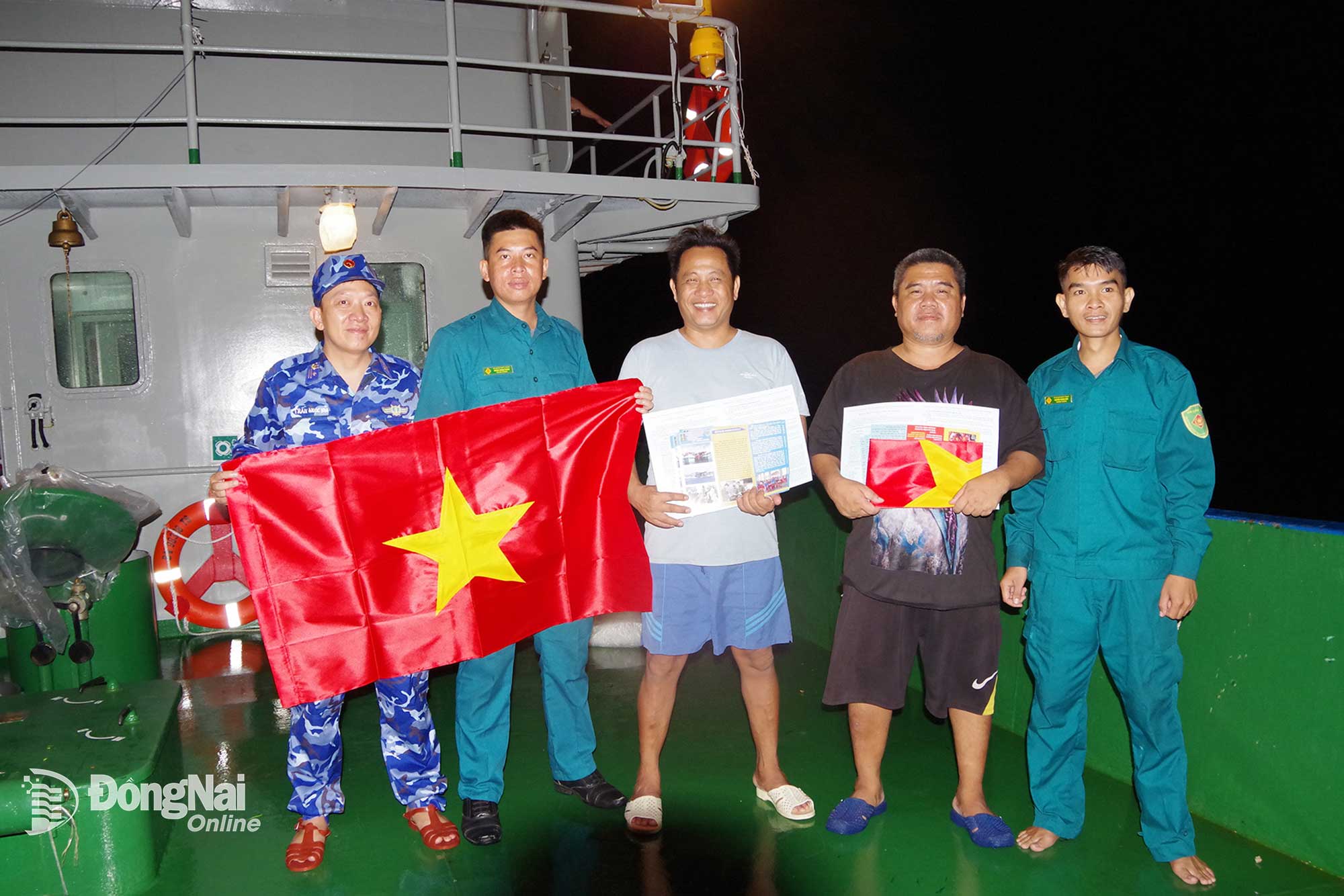 1. Lực lượng thực hiện nhiệm vụ tuần tra, chống khai th&aacute;c IUU tr&ecirc;n t&agrave;u BV98308 tuy&ecirc;n truyền, tặng cờ Tổ quốc cho ngư d&acirc;n Huỳnh Thanh Hải. Ảnh: Văn Đường