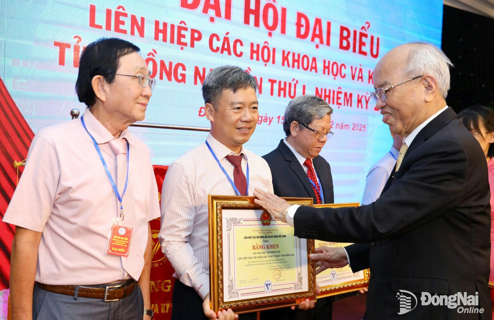 GS.TS Trình Quang Phú, Ủy viên Đoàn Chủ tịch Trung ương Liên hiệp các hội Khoa học và Kỹ thuật Việt Nam trao bằng khen của Liên hiệp các hội Khoa học và Kỹ thuật Việt Nam cho các tập thể. Ảnh: Huy Anh