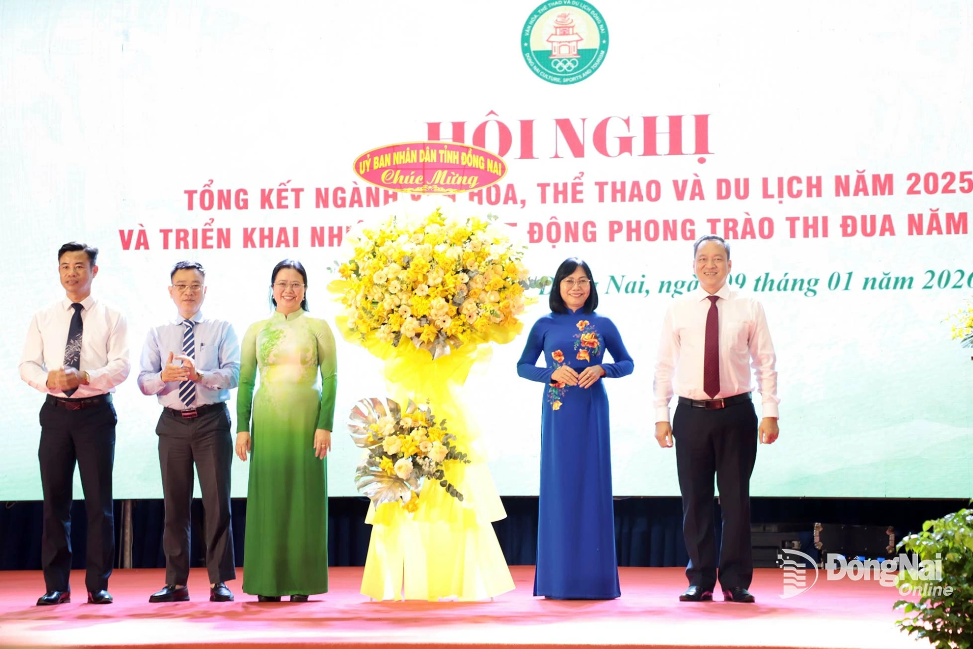 Tỉnh ủy vi&ecirc;n, Ph&oacute; Chủ tịch UBND tỉnh Đồng Nai Nguyễn Thị Ho&agrave;ng trao hoa ch&uacute;c mừng ng&agrave;nh văn h&oacute;a, thể thao v&agrave; du lịch tại hội nghị. Ảnh: My Ny