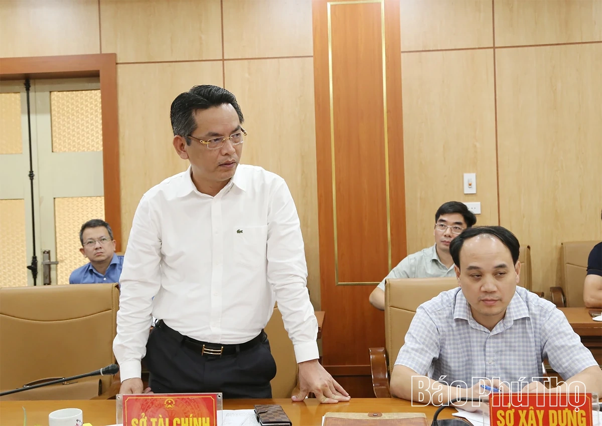 Phó Chủ tịch UBND tỉnh Quách Tất Liêm nghe báo cáo về các dự án giao thông