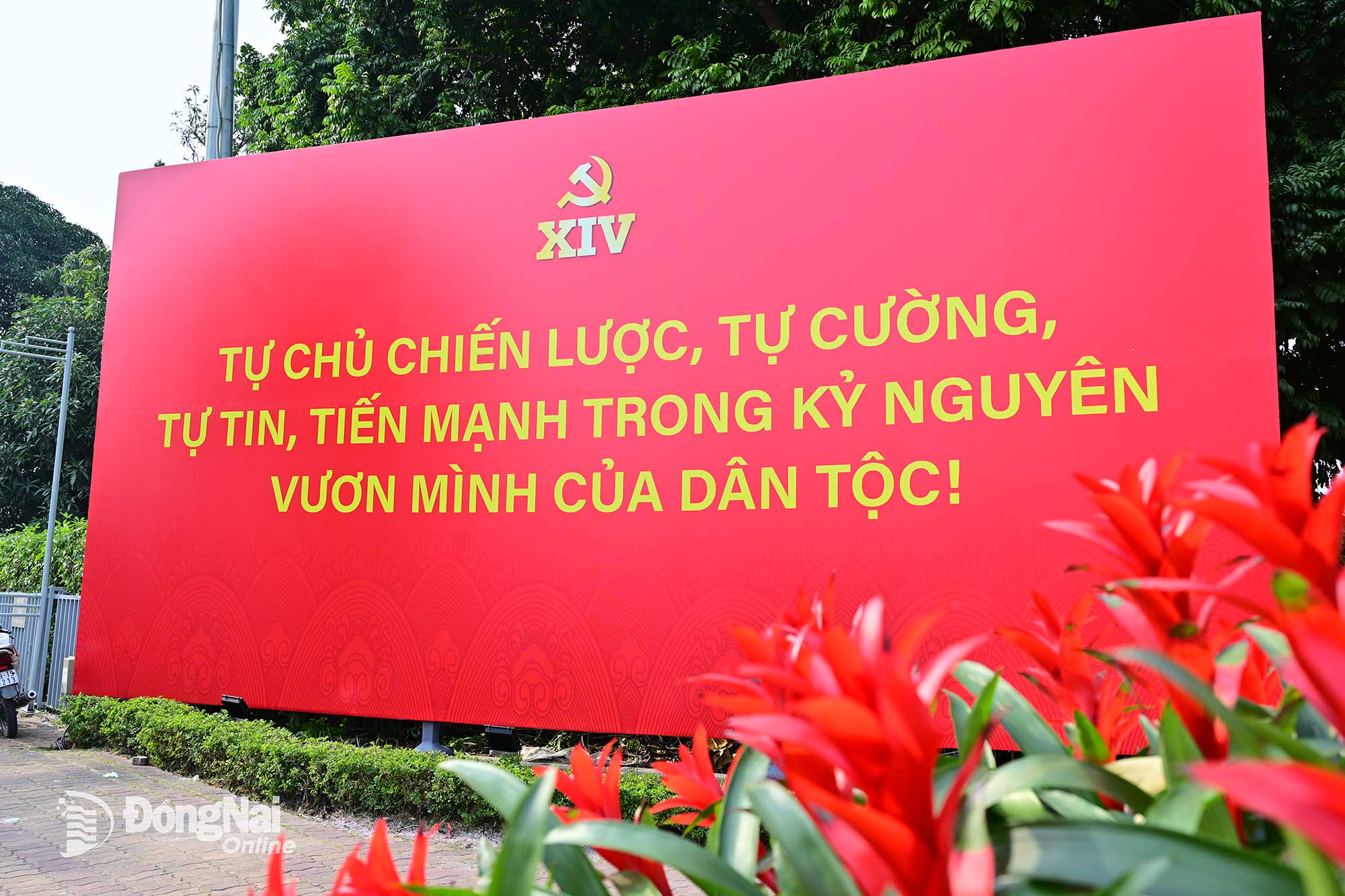 Niềm tin v&agrave;o những quyết s&aacute;ch chiến lược của Đảng được thể hiện tr&ecirc;n khắp c&aacute;c tuyến đường của thủ đ&ocirc; trước thềm Đại hội XIV.&nbsp;Ảnh: C&ocirc;ng Nghĩa  