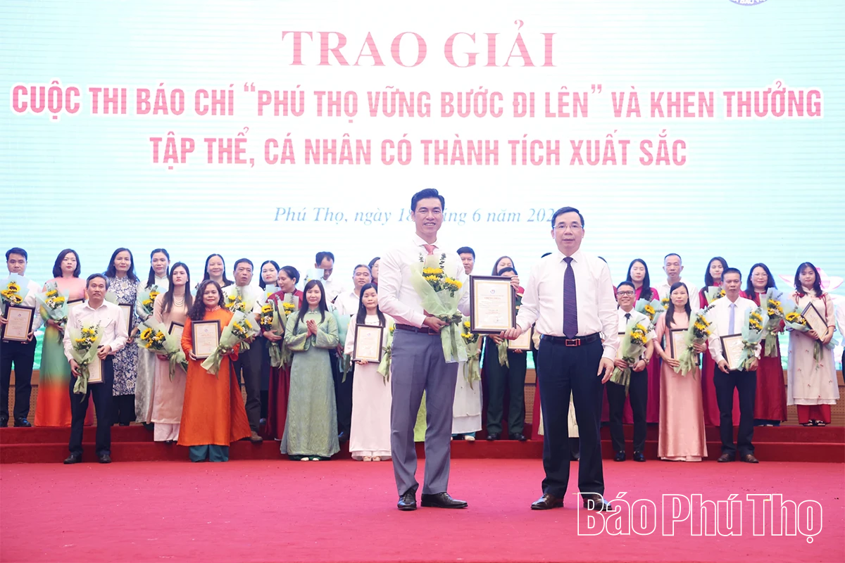 Trao giải cuộc thi báo chí “Phú Thọ vững bước đi lên” và khen thưởng tập thể, cá nhân có thành tích xuất sắc