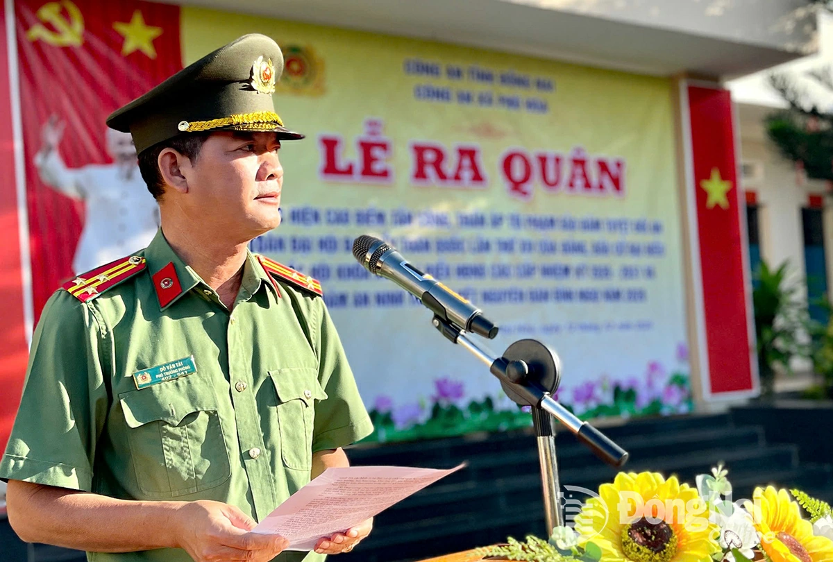 Thượng tá Nguyễn Văn Tài, Trưởng Công an xã Phú Hòa quán triệt tinh thần của đợt phát động. Ảnh Văn Tuấn