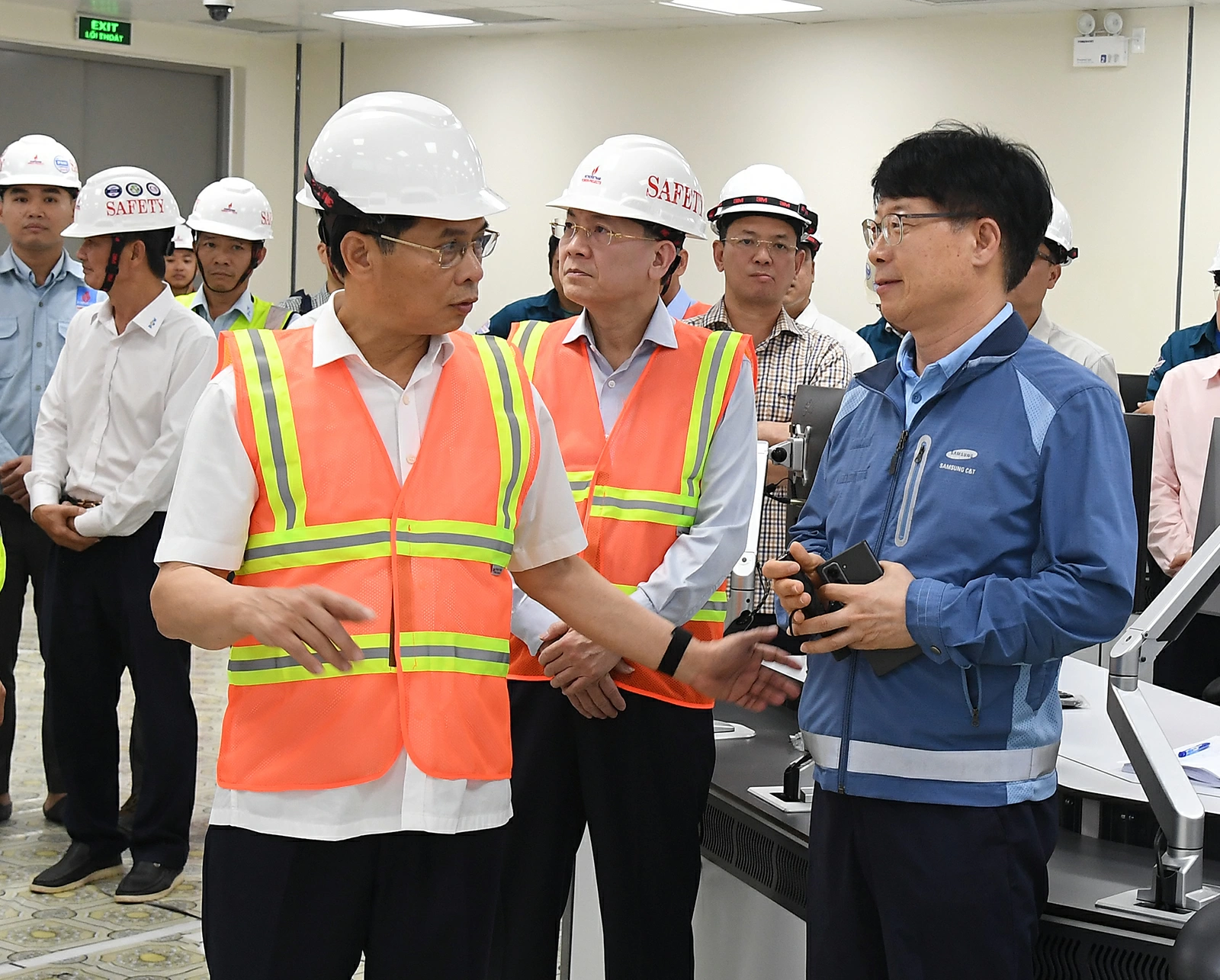 Phó Thủ tướng đề nghị nhà thầu quốc tế tiếp tục phối hợp với chủ đầu tư trong công tác đào tạo cán bộ, chuyển giao công nghệ vận hành để PV Power tự chủ trong vận hành cụm nhà máy - Ảnh: VGP/Hải Minh