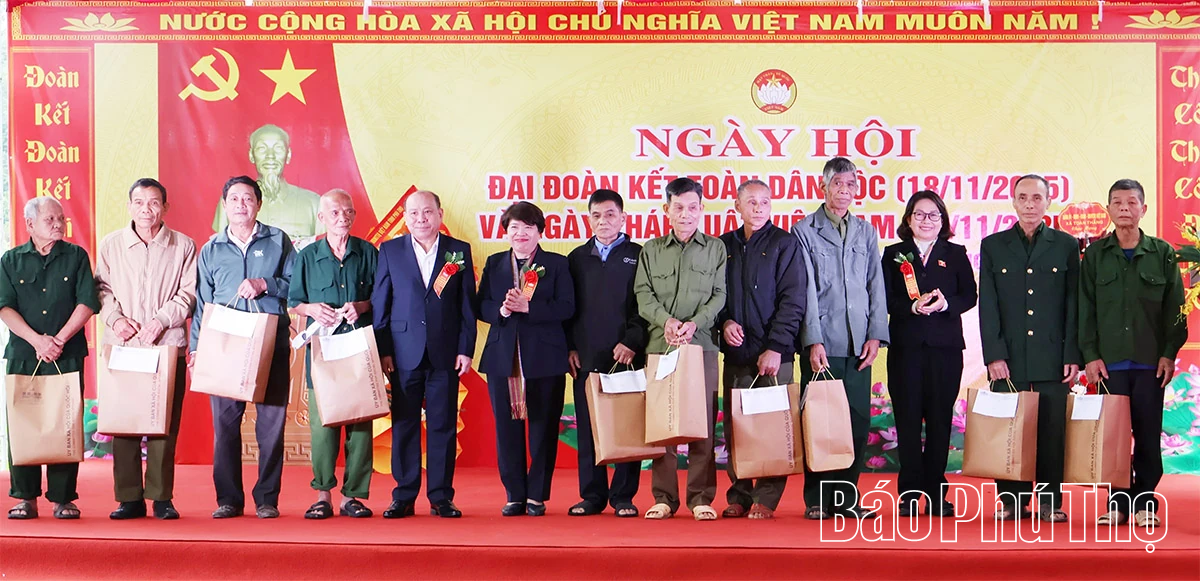 Phó Trưởng Ban Chính sách, chiến lược Trung ương dự Ngày hội Đại đoàn kết toàn dân tộc Khu dân cư xóm Ào U, xã Toàn Thắng