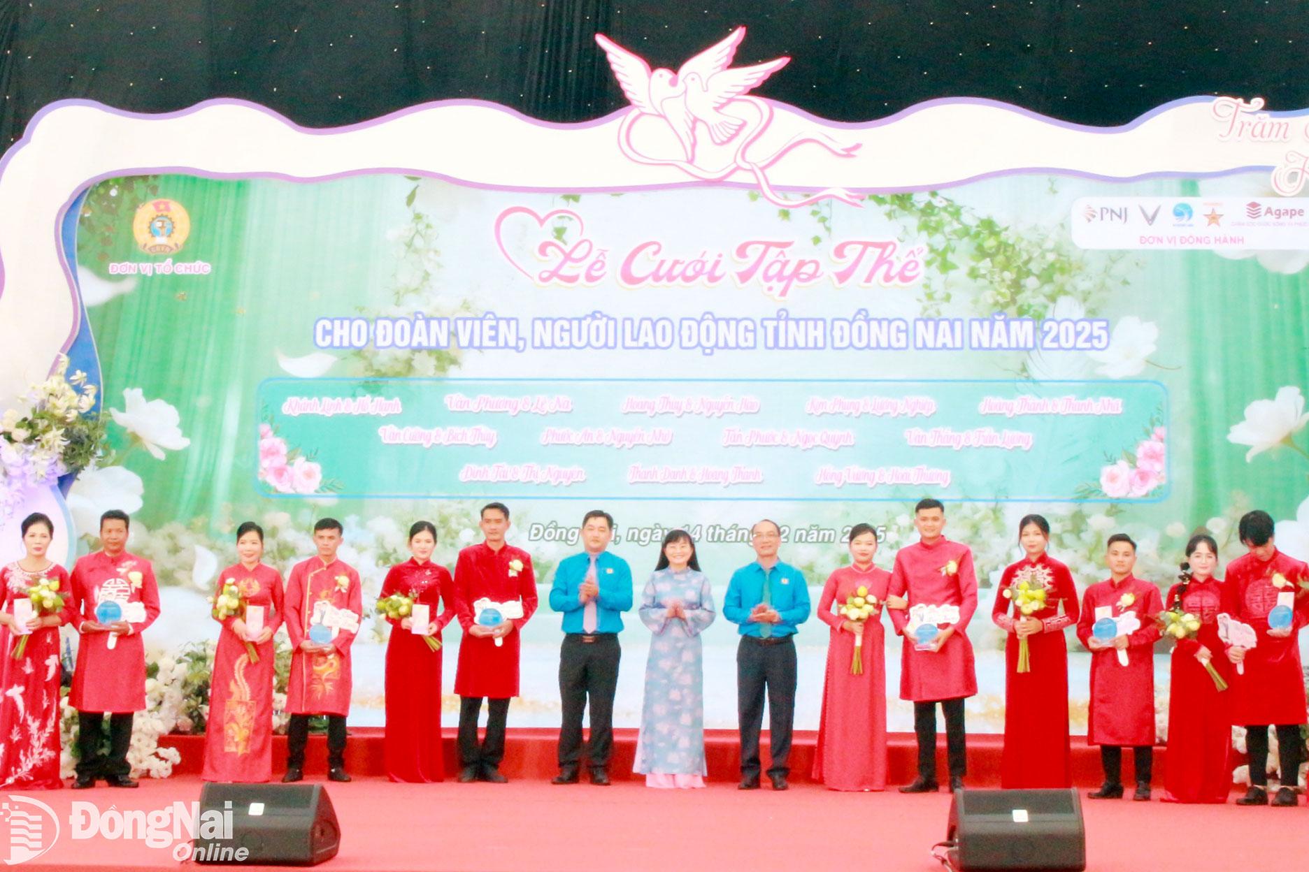 L&atilde;nh đạo Li&ecirc;n đo&agrave;n Lao động tỉnh Đồng Nai trao qu&agrave; cho 12 cặp đ&ocirc;i tổ chức đ&aacute;m cưới tập thể.