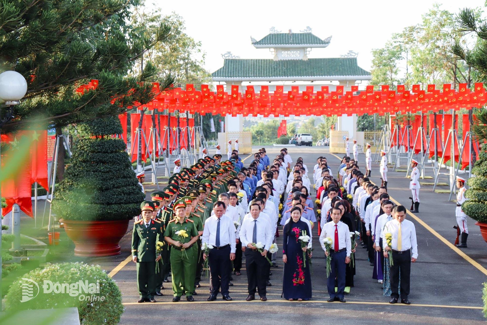 Các đồng chí lãnh đạo tỉnh và đại biểu nghiêm trang trước giờ viếng. Ảnh: Nguyệt Hà