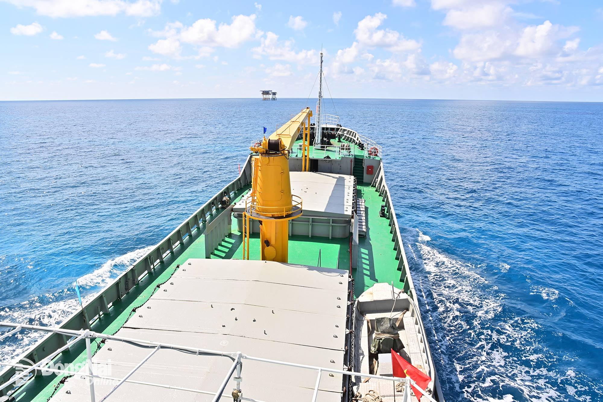 11. Hành trình Tàu Trường Sa 04 mang lá phiếu cử tri đến với các Nhà giàn DK1, tàu trực và ngư dân đang khai thác thủy hải sản trên biển. Ảnh: Văn Đường