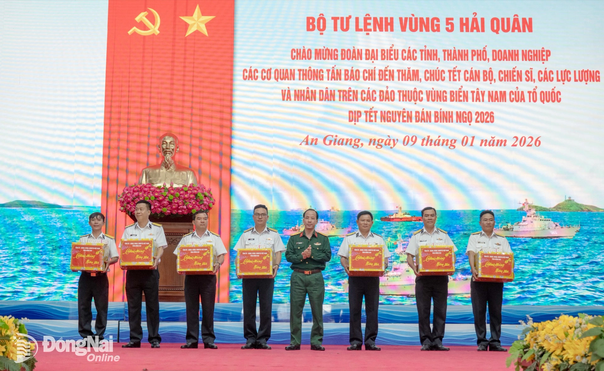 Thượng t&aacute; B&ugrave;i Kh&aacute;nh H&ograve;a, Ph&oacute; chỉ huy trưởng Bộ Chỉ huy Qu&acirc;n sự tỉnh Đồng Nai, trưởng đo&agrave;n c&ocirc;ng t&aacute;c tỉnh Đồng Nai tặng qu&agrave; c&aacute;c cơ quan, đơn vị V&ugrave;ng 5 Hải qu&acirc;n.&nbsp;Ảnh: Xu&acirc;n Lượng  