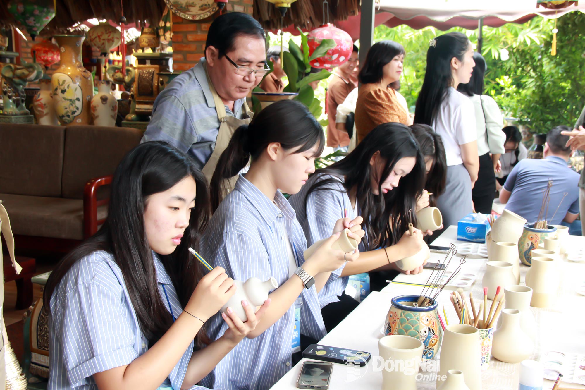 Thanh, thiếu niên tỉnh Gyeongnam (Hàn Quốc) trải nghiệm làm gốm tại Công ty Gốm Biên Hòa.