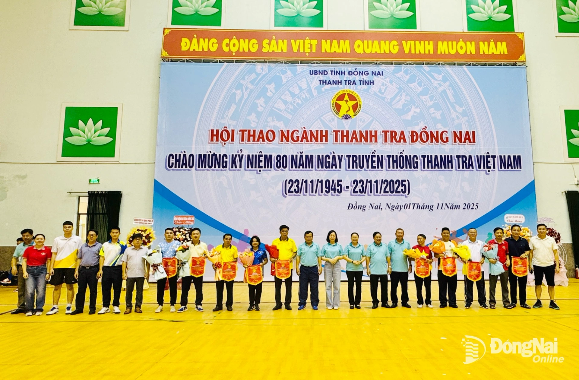 Lãnh đạo ngành Thanh tra tặng cờ lưu niệm cho các đội tham gia thi đấu. Ảnh: Tố Tâm