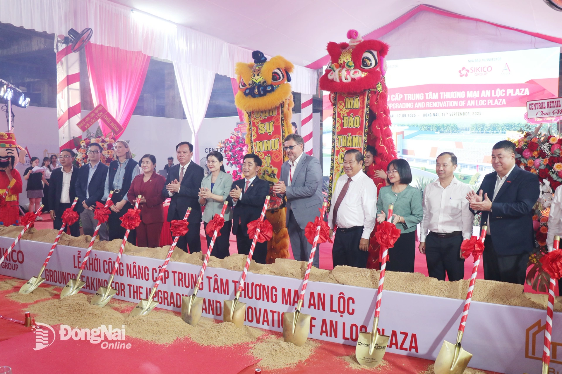 Các đồng chí lãnh đạo tỉnh Đồng Nai mới và nguyên lãnh đạo tỉnh Bình Phước cũ cùng lãnh đạo các sở, ngành và chủ đầu tư thực hiện nghi thức khởi công Trung tâm Thương mại An Lộc Plaza với quy mô hơn 1,7ha tại phường Bình Long, tỉnh Đồng Nai ngày 17-9-2025 do Sikico Group tổ chức. Ảnh: Trần Thể