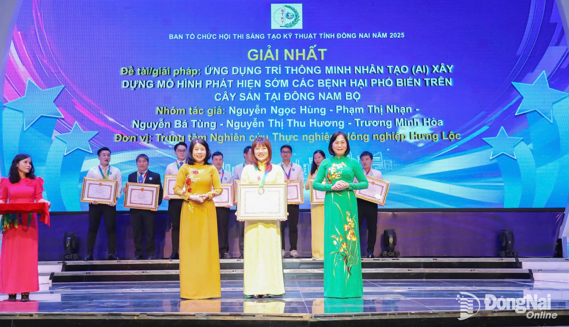 Tỉnh ủy viên, Phó Chủ tịch UBND tỉnh Nguyễn Thị Hoàng (bìa phải) và Chủ tịch Liên hiệp Các hội khoa học và kỹ thuật tỉnh Hoàng Thị Bích Hằng (bìa trái) trao giải nhất Hội thi Sáng tạo kỹ thuật tỉnh Đồng Nai năm 2025. Ảnh: Hải Yến