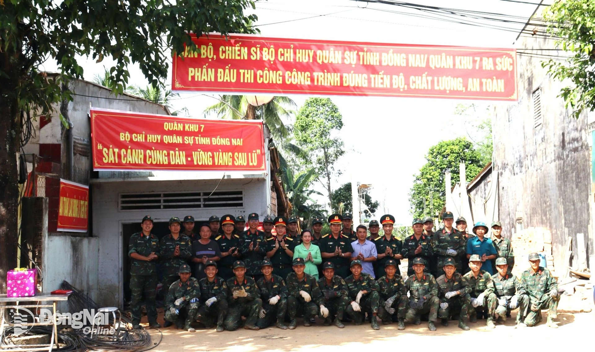 Các cơ quan Bộ Chỉ huy Quân sự tỉnh Đồng Nai tặng quà động viên cán bộ, chiến sĩ giúp dân xây dựng nhà. Ảnh: Nguyệt Hà