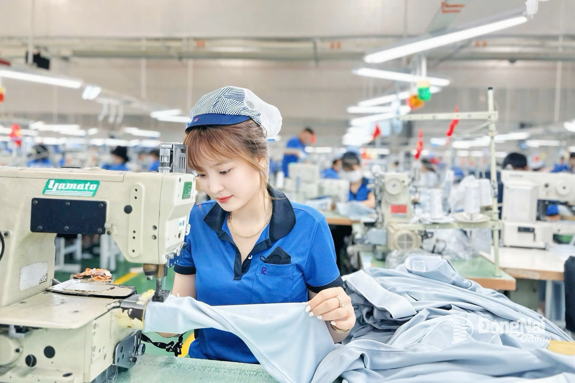 Công nhân Công ty TNHH New Apparel Far Eastern (Việt Nam), xã Đồng Phú, tỉnh Đồng Nai thi đua lao động sản xuất. Ảnh: CTV