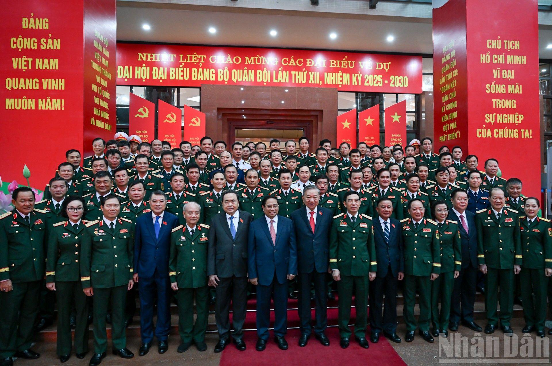 Tổng B&iacute; thư T&ocirc; L&acirc;m, Thủ tướng Phạm Minh Ch&iacute;nh, Chủ tịch Quốc hội Trần Thanh Mẫn, Thường trực Ban B&iacute; thư Trần Cẩm T&uacute; c&ugrave;ng c&aacute;c đồng ch&iacute; l&atilde;nh đạo Đảng, Nh&agrave; nước với c&aacute;c đại biểu dự Đại hội Đảng bộ Qu&acirc;n đội lần thứ XII.    