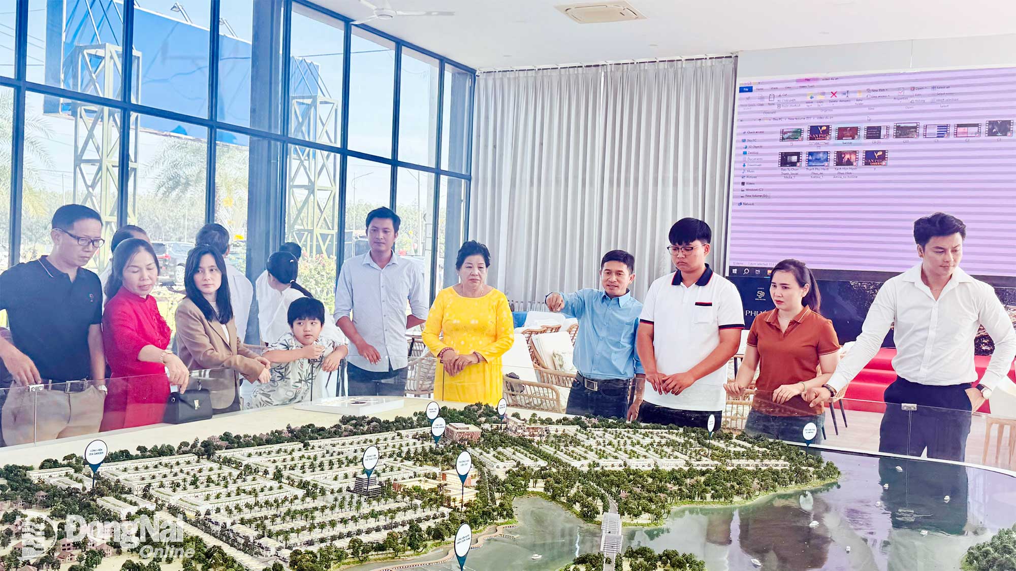 Khách hàng tham quan và tìm hiểu mô hình dự án Vạn Phước Lakeside. Ảnh: Minh Huệ