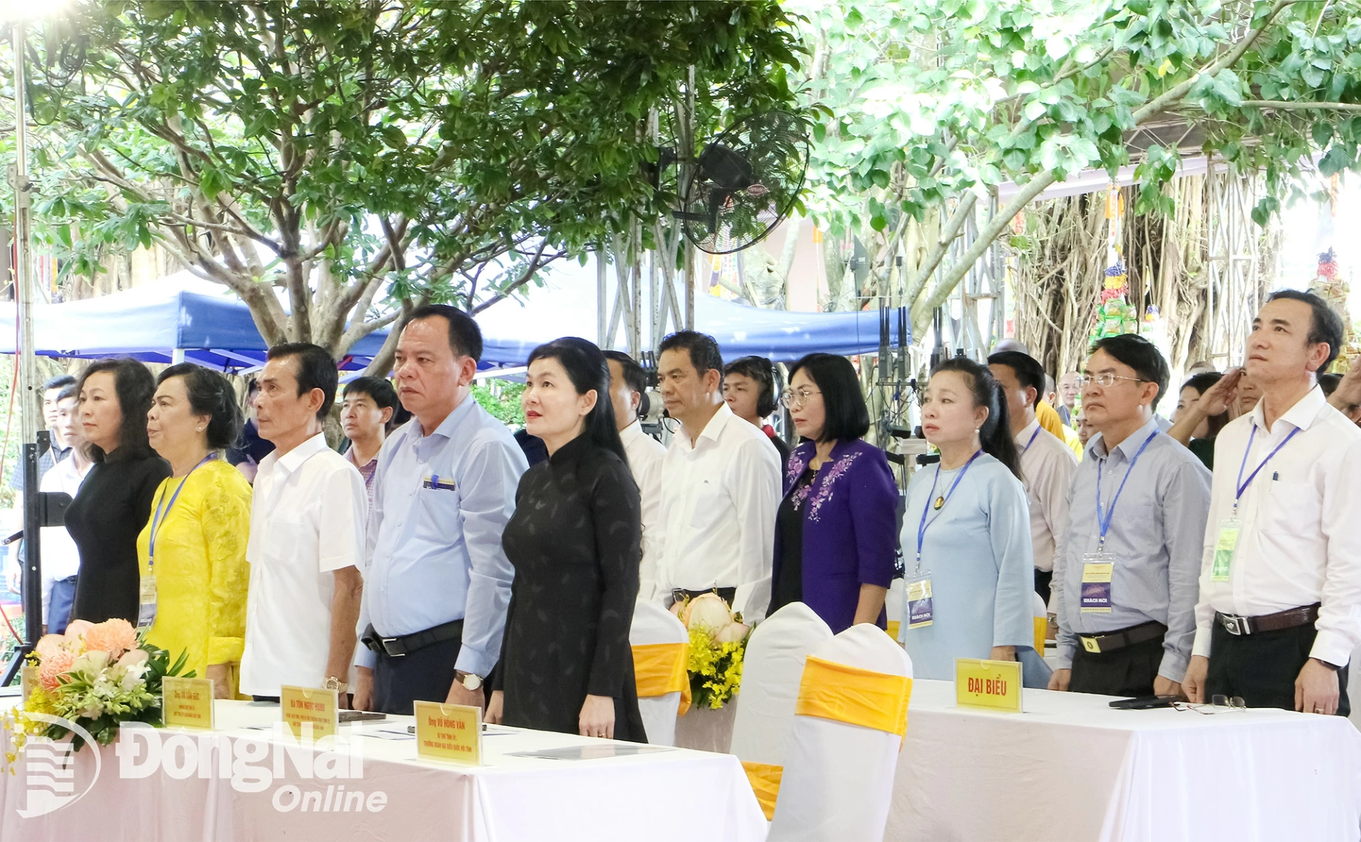 Lãnh đạo tỉnh Đồng Nai và đại biểu thực hiện nghi thức tưởng niệm tại buổi lễ. Ảnh: Văn Truyên  