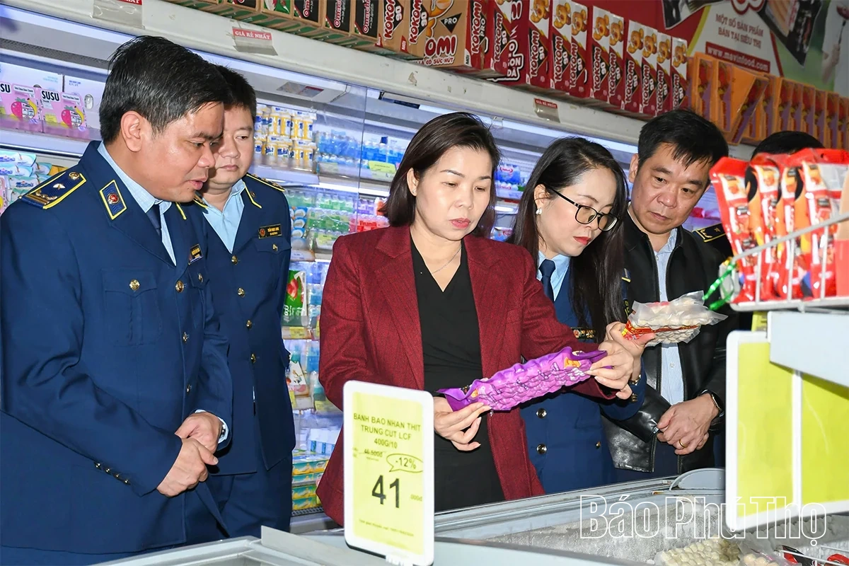 Ph&oacute; Chủ tịch UBND tỉnh Ph&ugrave;ng Thị Kim Nga kiểm tra c&ocirc;ng t&aacute;c b&igrave;nh ổn thị trường dịp Tết Nguy&ecirc;n đ&aacute;n