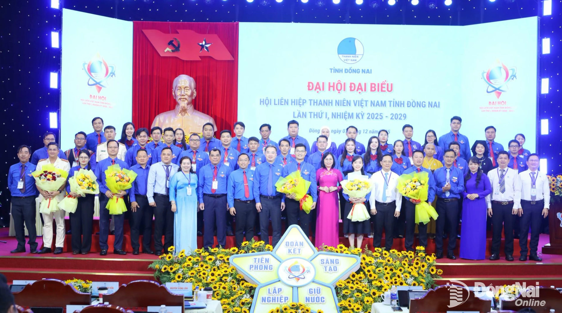 Các đồng chí lãnh đạo Trung ương Hội Liên hiệp thanh niên Việt Nam và lãnh đạo tỉnh chụp hình với các ủy viên Ủy ban Hội Liên hiệp thanh niên tỉnh Đồng Nai lần thứ I. Ảnh: Huy Anh