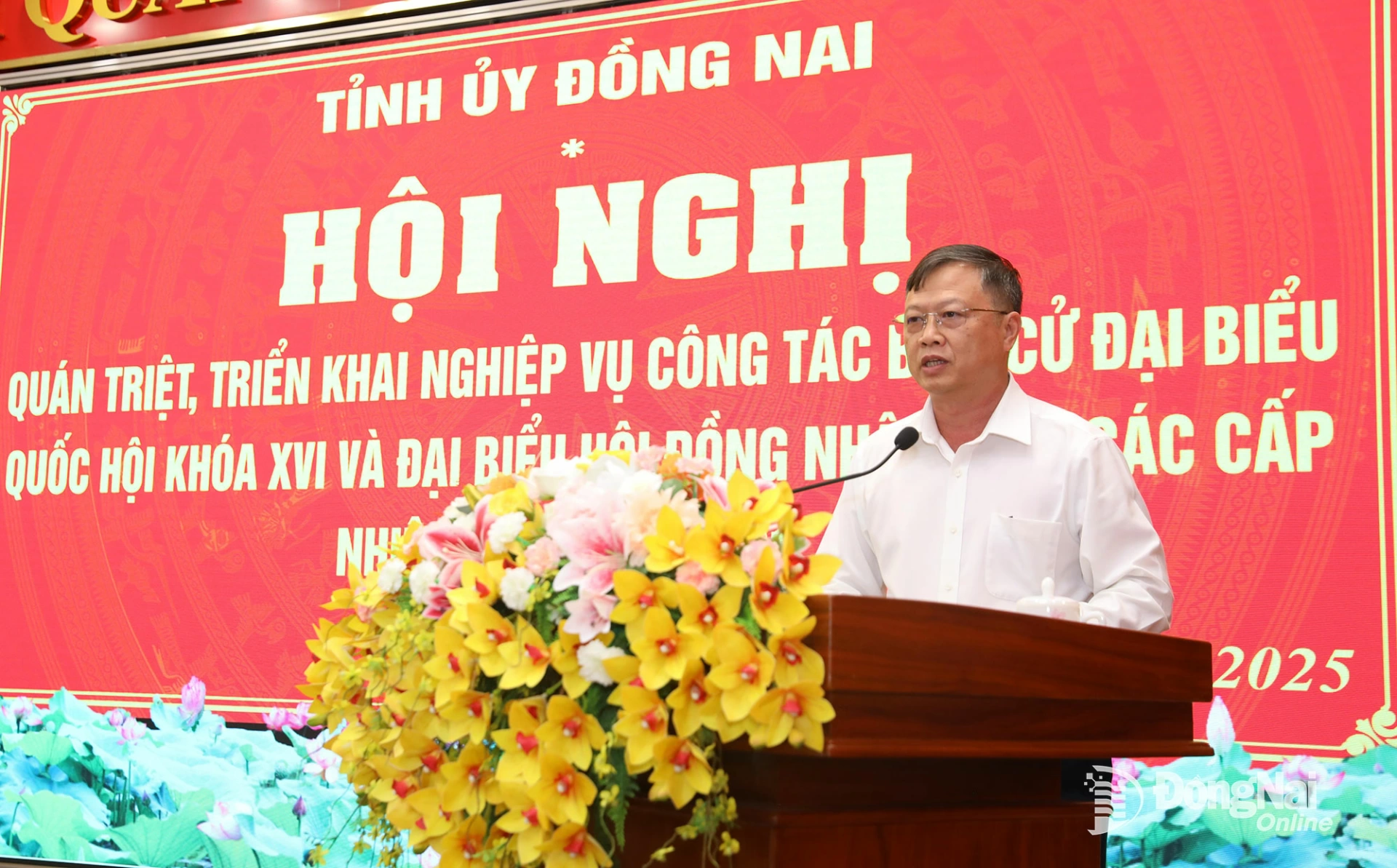 Phó Chủ tịch Ủy ban MTTQ Việt Nam tỉnh Nguyễn Tấn Phú triển khai hướng dẫn về việc MTTQ Việt Nam xã, phường tham gia công tác bầu cử. Ảnh: Huy Anh  