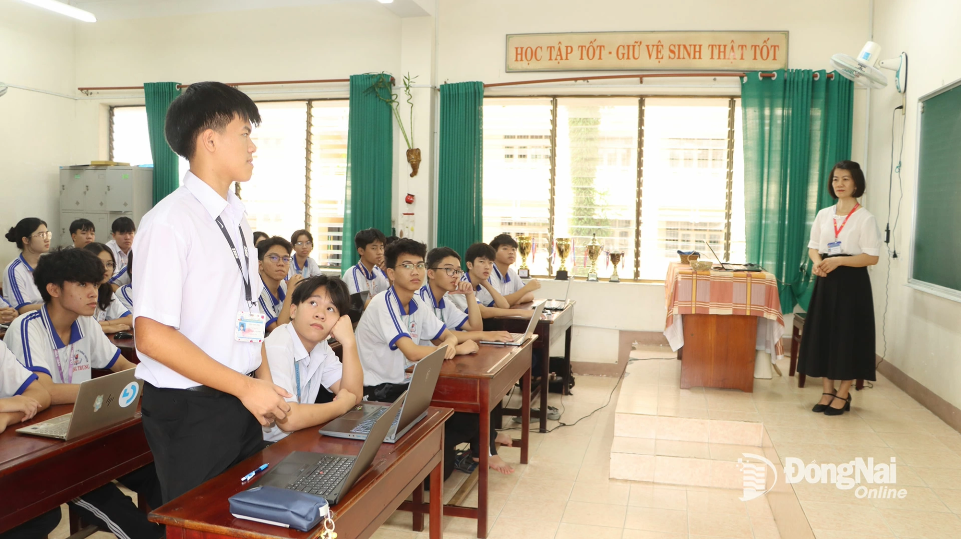 Học sinh lớp 12, Trường THPT chuy&ecirc;n Quang Trung, phường Đồng Xo&agrave;i trong giờ học. Ảnh:&nbsp;Vũ Thuy&ecirc;n