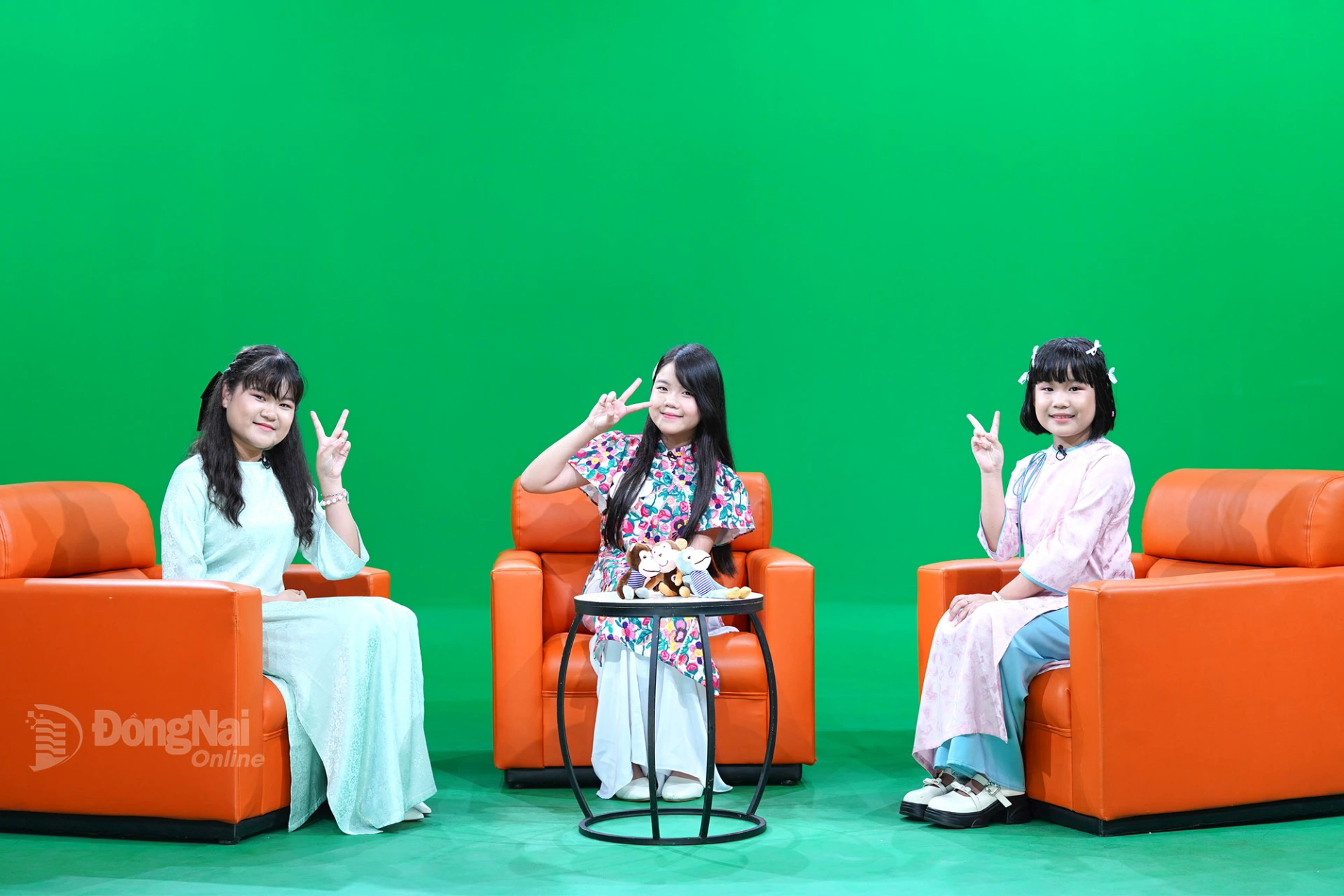 Ca sĩ nhí Minh Vy giao lưu với 2 MC San San, An An trong chương trình “Vườn hoa âm nhạc tuổi thơ” tại phim trường S5 của Báo và Phát thanh, Truyền hình Đồng Nai. Ảnh: Xuân Phú   