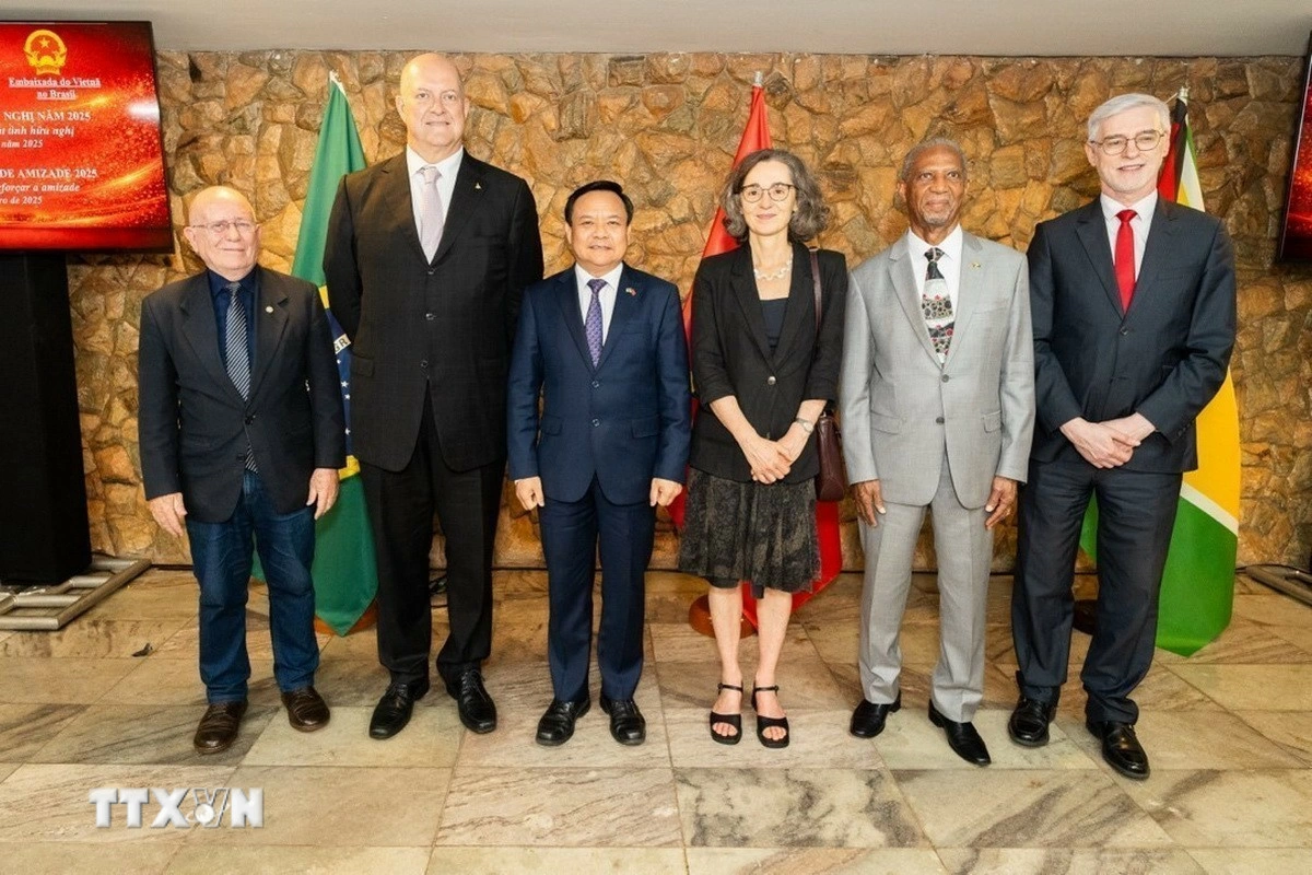 C&aacute;c đại biểu tham dự Gặp mặt Hữu nghị cuối năm 2025 do Đại sứ qu&aacute;n Việt Nam tại Brazil tổ chức, tổng kết c&ocirc;ng t&aacute;c đối ngoại năm 2025 v&agrave; kỷ niệm 50 năm quan hệ Việt Nam-Guyana. (Ảnh: Đại sứ qu&aacute;n Việt Nam tại Brazil cung cấp)  