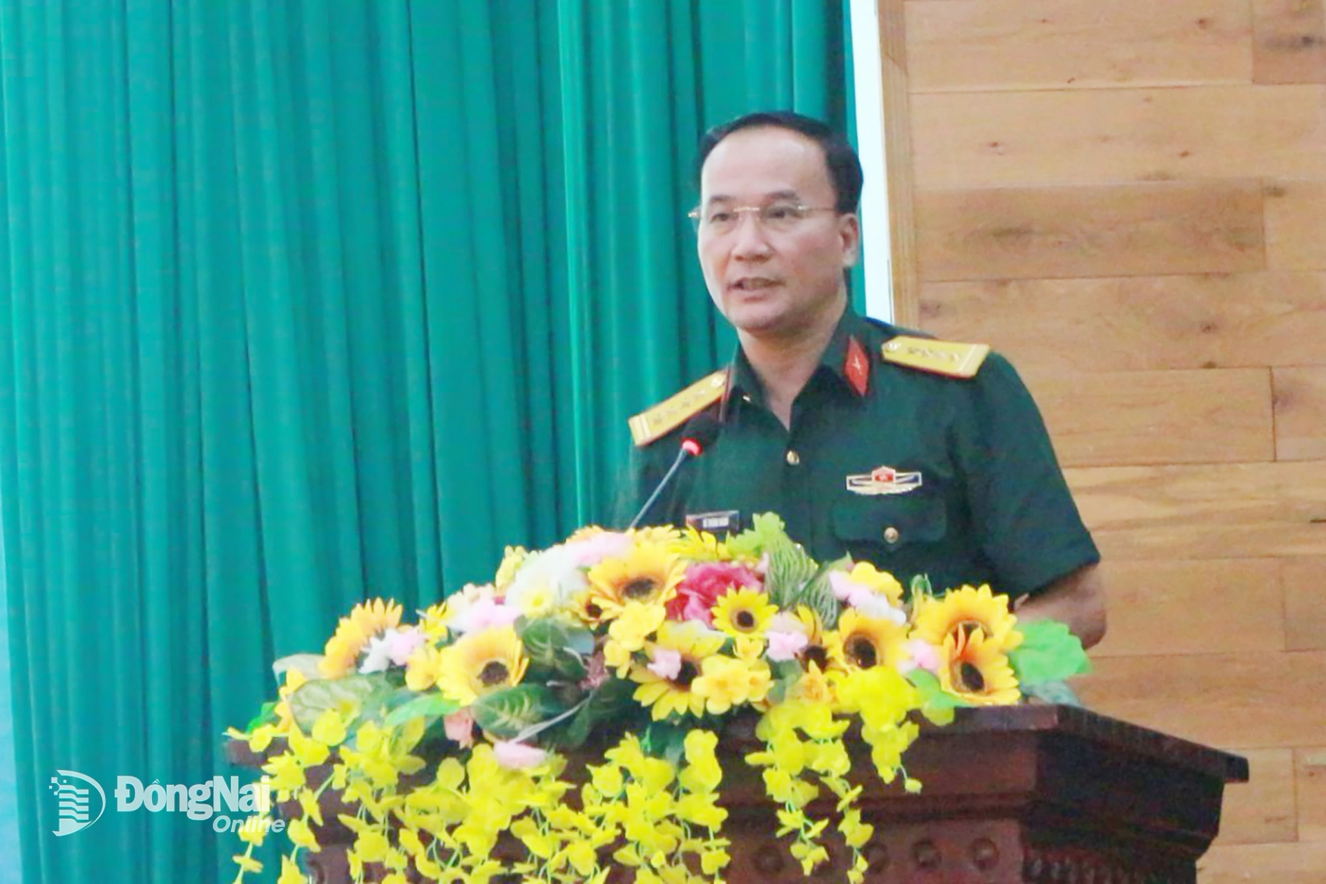 Đại tá Võ Thành Danh, Ủy viên Ban Thường vụ Tỉnh ủy, Chỉ huy trưởng Bộ Chỉ huy Quân sự tỉnh hướng dẫn thảo luận. Ảnh: Nguyệt Hà