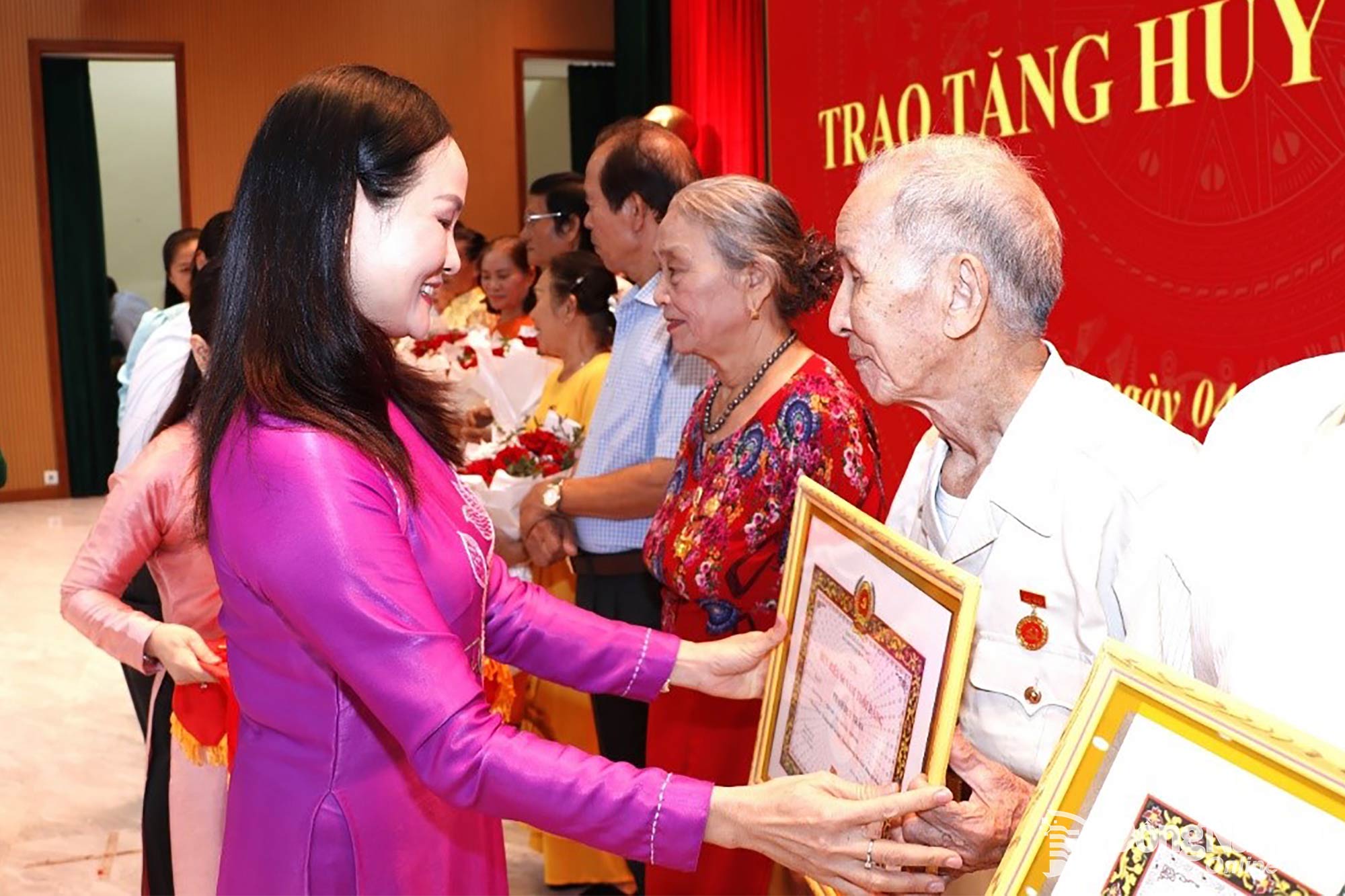 Ủy viên Ban Thường vụ Thành ủy, Bí thư Đảng ủy, Chủ tịch HĐND phường Bình Phước Giang Thị Phương Hạnh trao Huy hiệu Đảng cho các đảng viên cao tuổi Đảng. Ảnh: Nhã Trâm