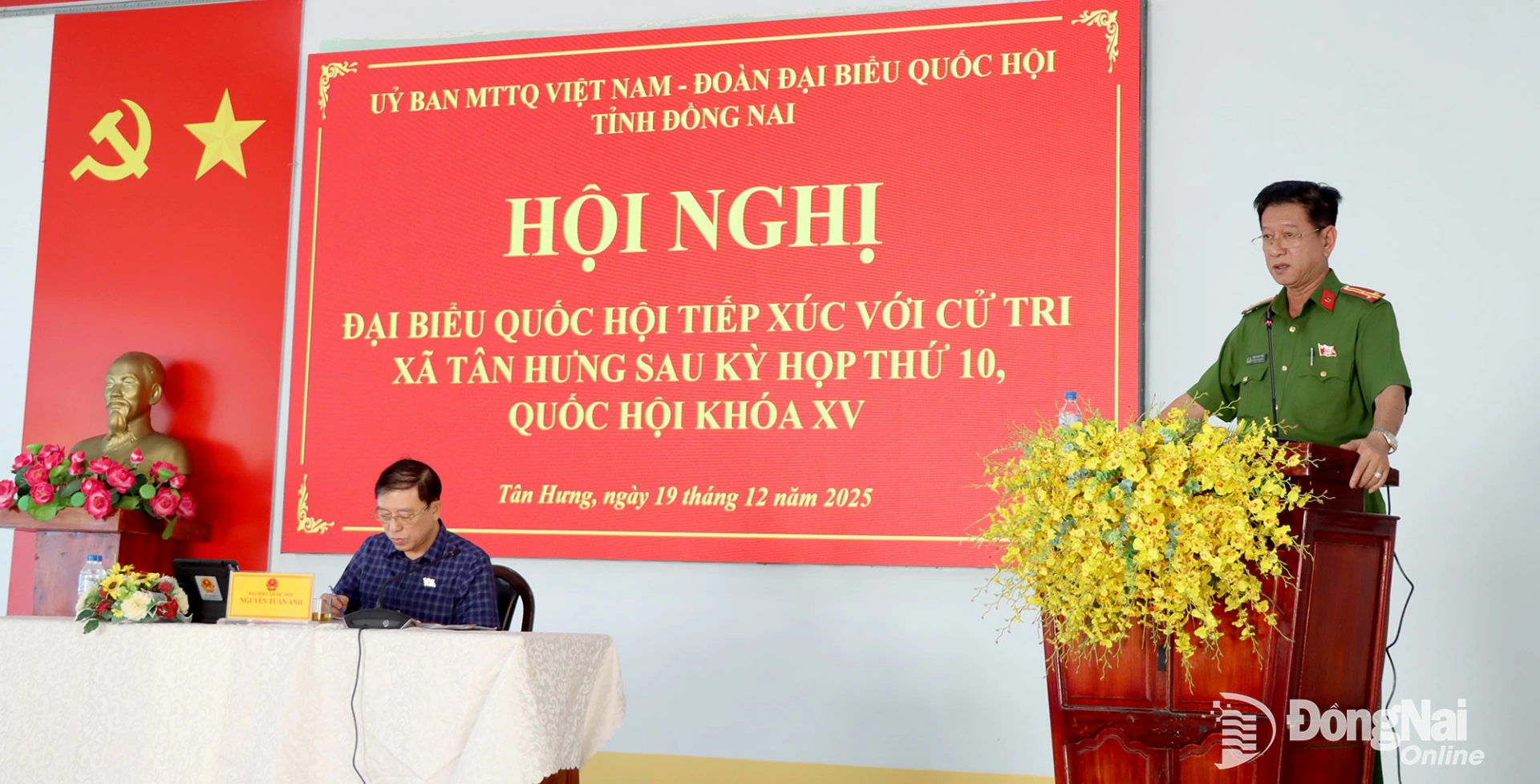 Đại diện lãnh đạo xã Tân Hưng trả lời và giải thích các vấn đề kiến nghị của cử tri tại buổi tiếp xúc. Ảnh: Thanh Mảng  