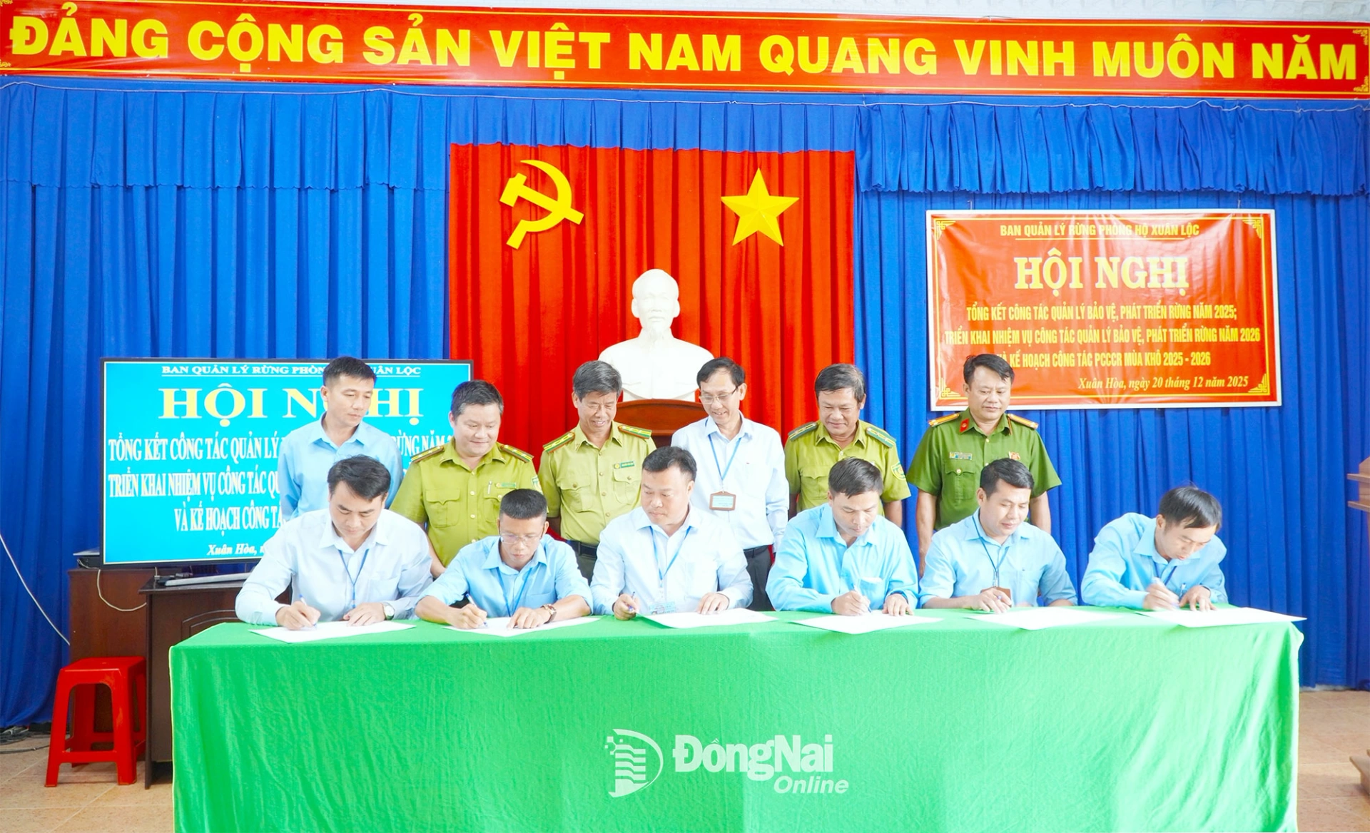 Lễ k&yacute; giao kết thi đua c&ocirc;ng t&aacute;c quản l&yacute; bảo vệ, ph&aacute;t triển rừng giữa c&aacute;c ph&acirc;n trường, thuộc đơn vị Ban Quản l&yacute; rừng ph&ograve;ng hộ Xu&acirc;n Lộc. Ảnh: An Nhơn