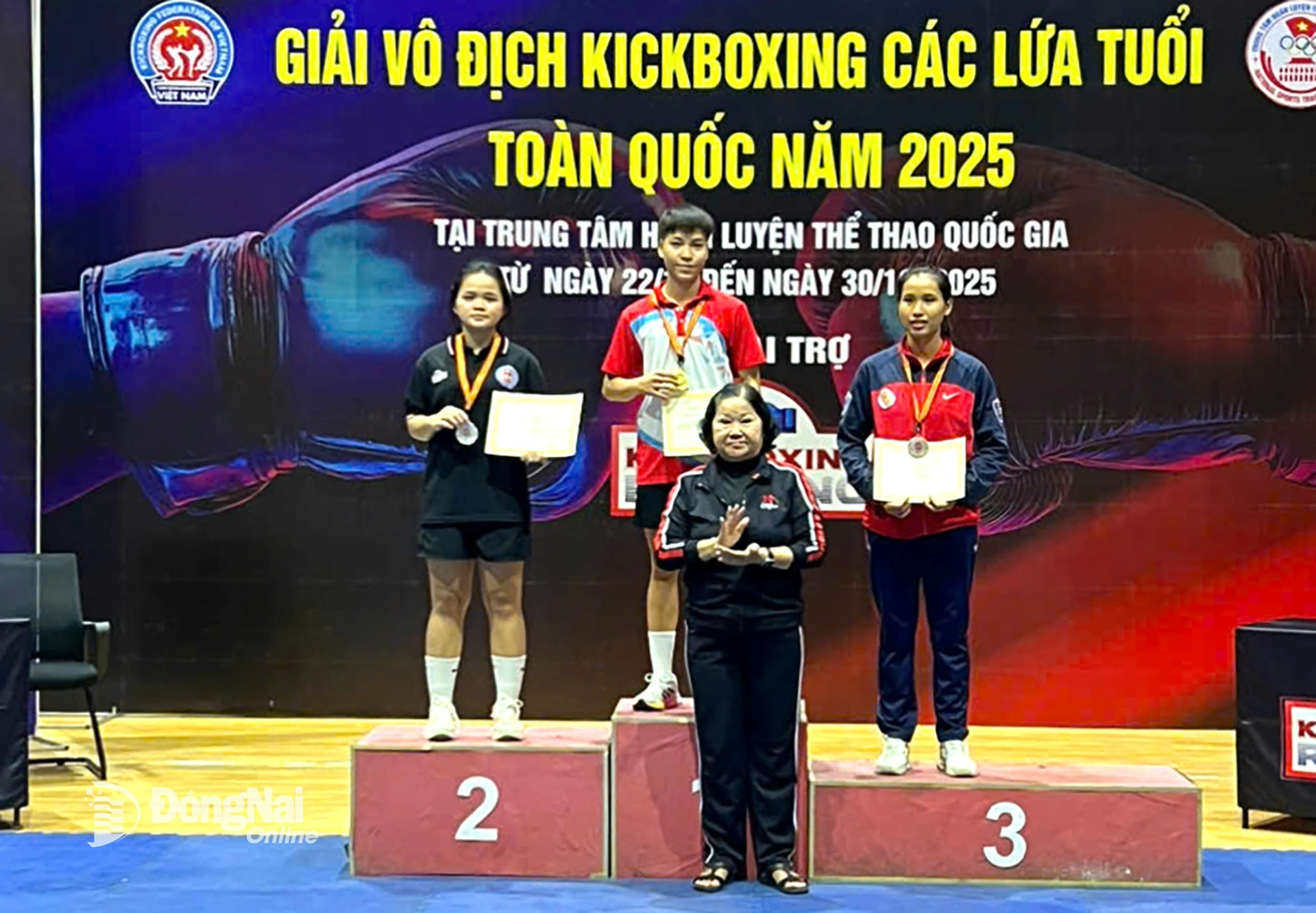 Một vận động vi&ecirc;n Đồng Nai tr&ecirc;n bục nhận huy chương v&agrave;ng. Ảnh: ĐVCC