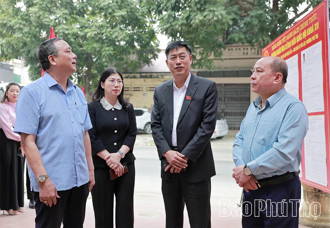 Chủ nhiệm Ủy ban Công tác đại biểu của Quốc hội Nguyễn Hữu Đông kiểm tra công tác chuẩn bị bầu cử tại phường Phú Thọ
