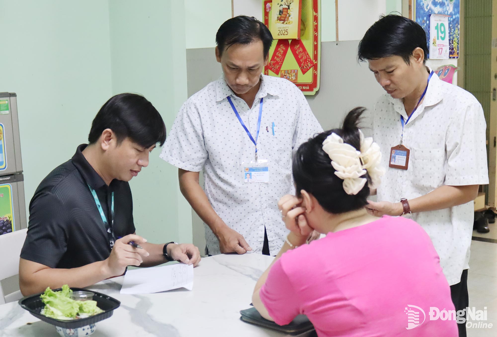 C&aacute;n bộ Sở X&acirc;y dựng tỉnh Đồng Nai kiểm tra đối tượng thu&ecirc; nh&agrave; ở x&atilde; hội th&aacute;ng 4-2025. Ảnh: Ho&agrave;ng Lộc