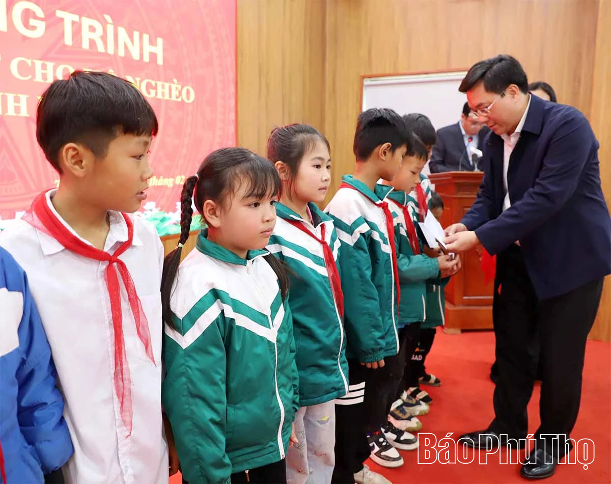 Chủ tịch UBND tỉnh Trần Duy Đ&ocirc;ng thăm, tặng qu&agrave; Tết c&aacute;c hộ gia đ&igrave;nh kh&oacute; khăn tại x&atilde; T&acirc;n Mai