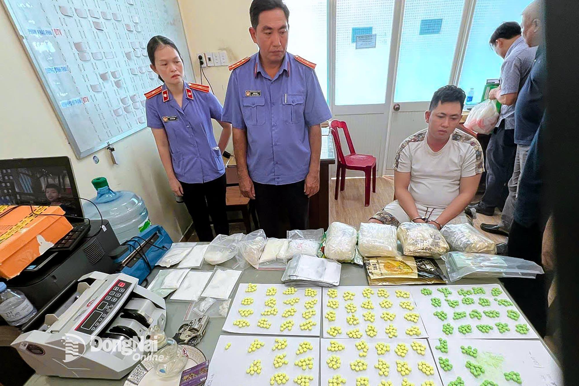 Lực lượng chức năng thu giữ ma túy của các đối tượng trong đường dây. Ảnh: CTV