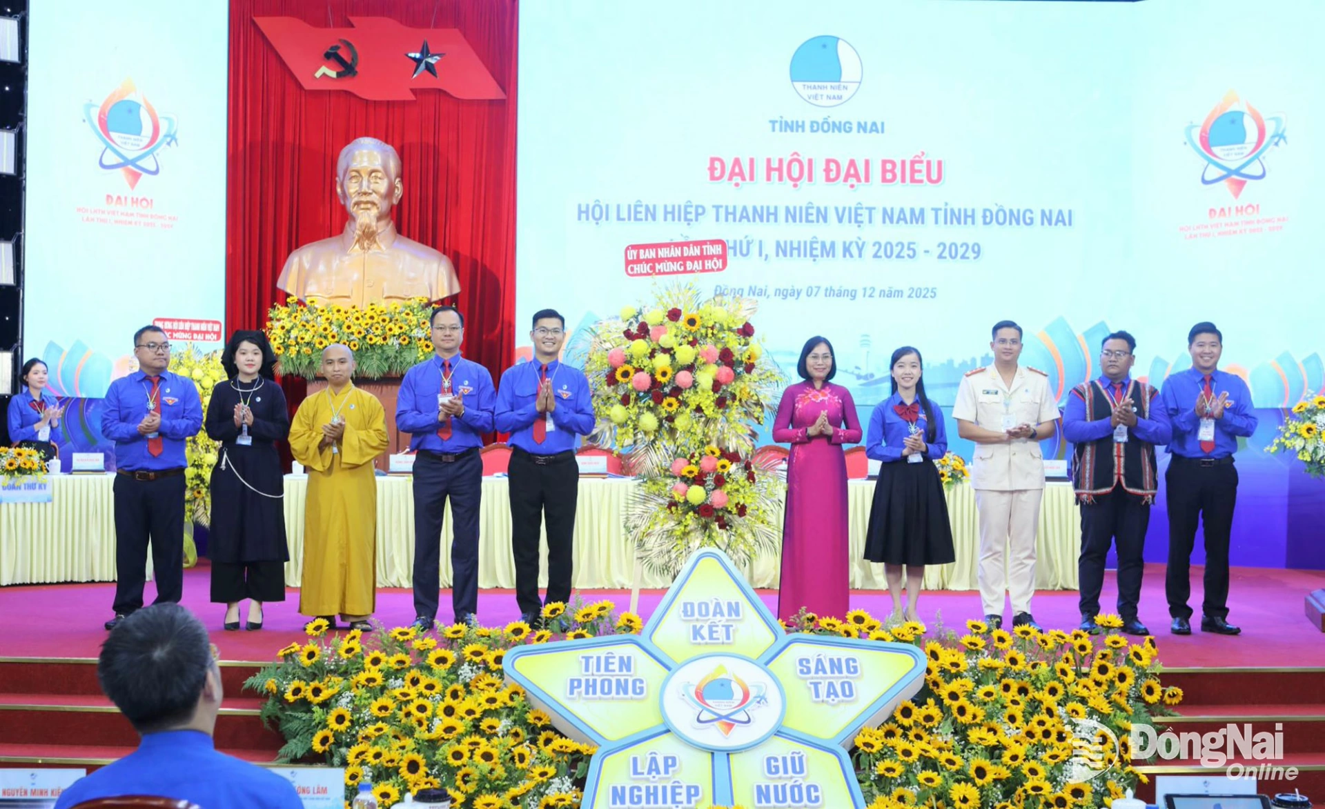 Tỉnh ủy viên, Phó Chủ tịch UBND tỉnh Đồng Nai Nguyễn Thị Hoàng tặng lẵng hoa của UBND tỉnh chúc mừng đại hội. Ảnh: Huy Anh