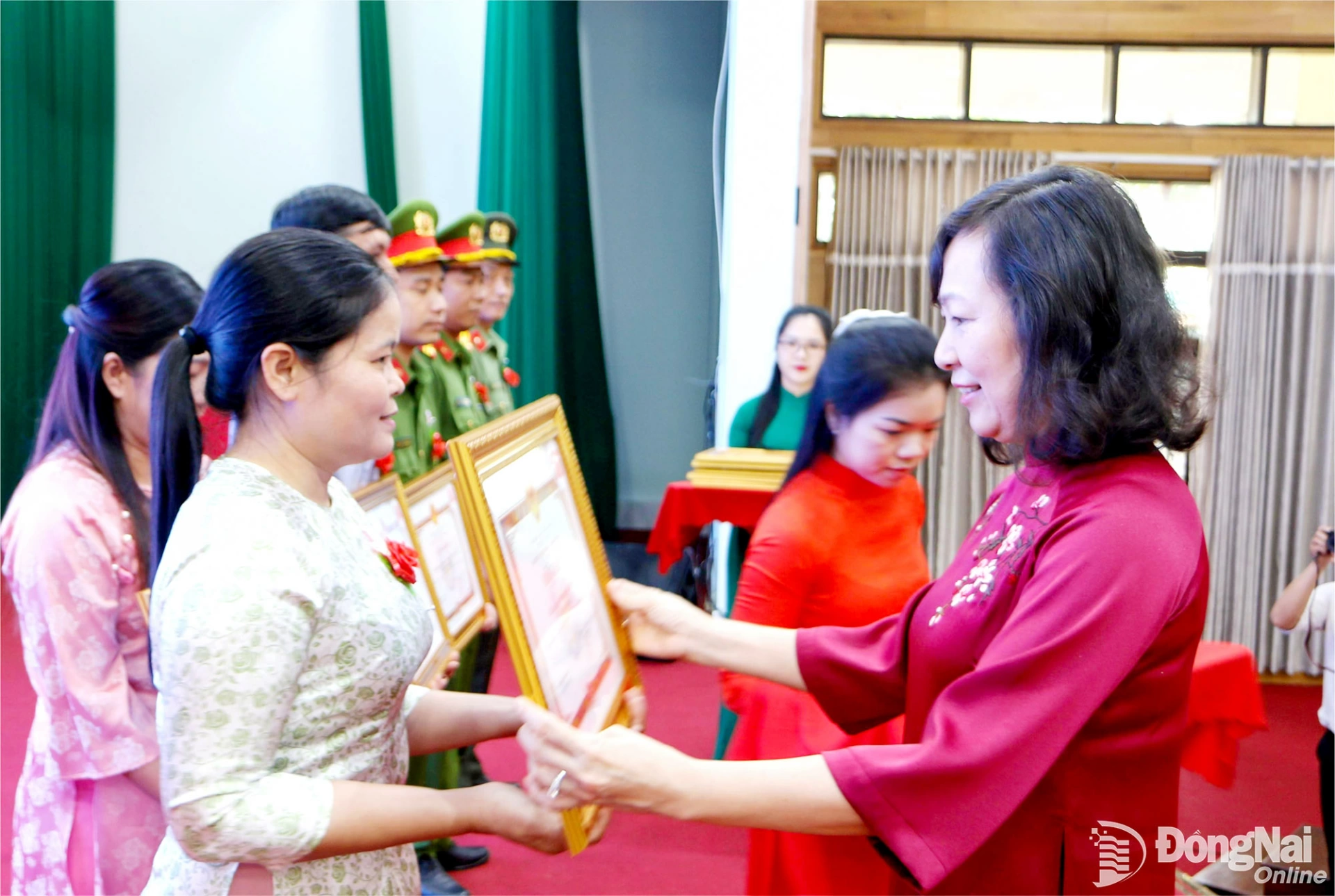 Đồng ch&iacute; Huỳnh Thị Hằng, Ph&oacute; B&iacute; thư Tỉnh ủy, Chủ tịch Ủy ban MTTQ Việt Nam tỉnh Đồng Nai trao bằng khen của UBND tỉnh cho c&aacute;c &ldquo;Gương người tốt, việc tốt, điển h&igrave;nh ti&ecirc;n tiến&rdquo; tỉnh Đồng Nai năm 2025. Ảnh: Văn Truy&ecirc;n &nbsp;