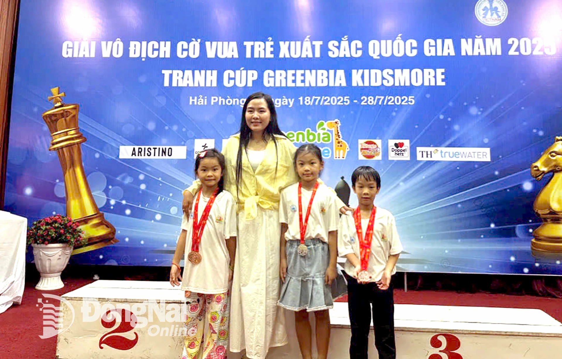 Lê Minh Quang (bìa phải) cùng các đồng đội và huấn luyện viên Nguyễn Thùy Dương tại Giải vô địch Cờ vua trẻ xuất sắc quốc gia 2025. Ảnh: NVCC