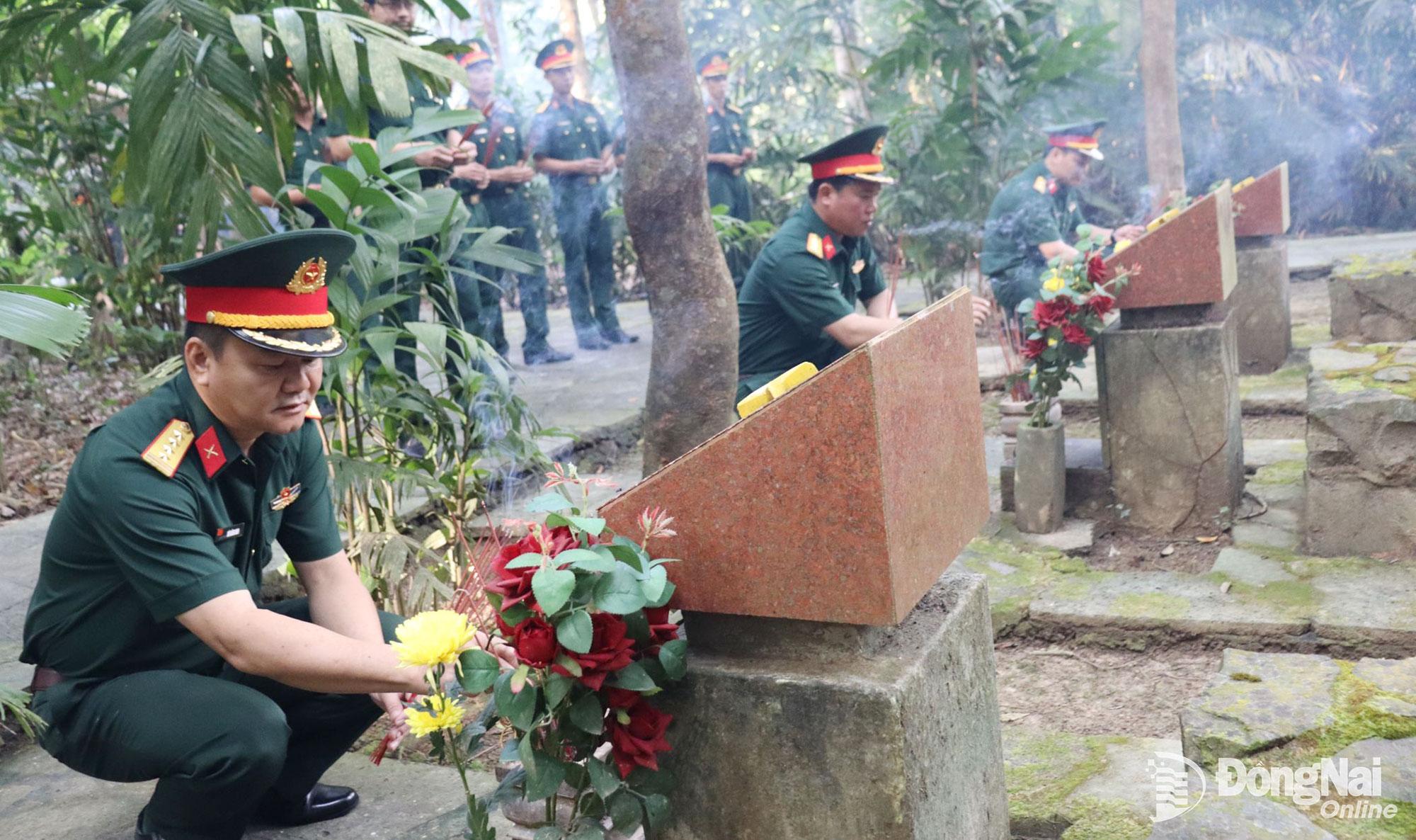 C&aacute;c đại biểu thắp hương mộ phần liệt sĩ. Ảnh: Nguyệt H&agrave;  
