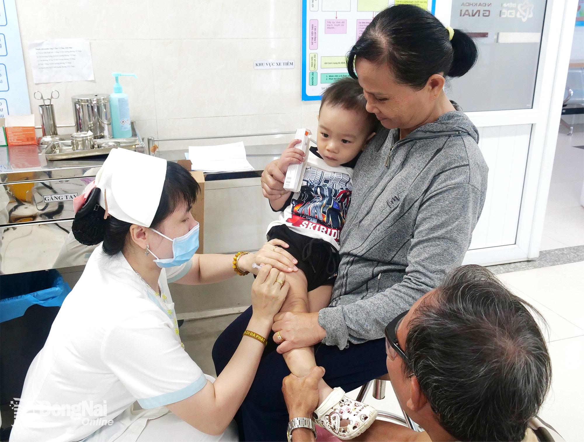 Nh&acirc;n vi&ecirc;n y tế ti&ecirc;m vaccine ph&ograve;ng bệnh cho trẻ nhỏ tại Đơn vị Ti&ecirc;m chủng Bệnh viện Đa khoa Đồng Nai. Ảnh:&nbsp;Hạnh Dung