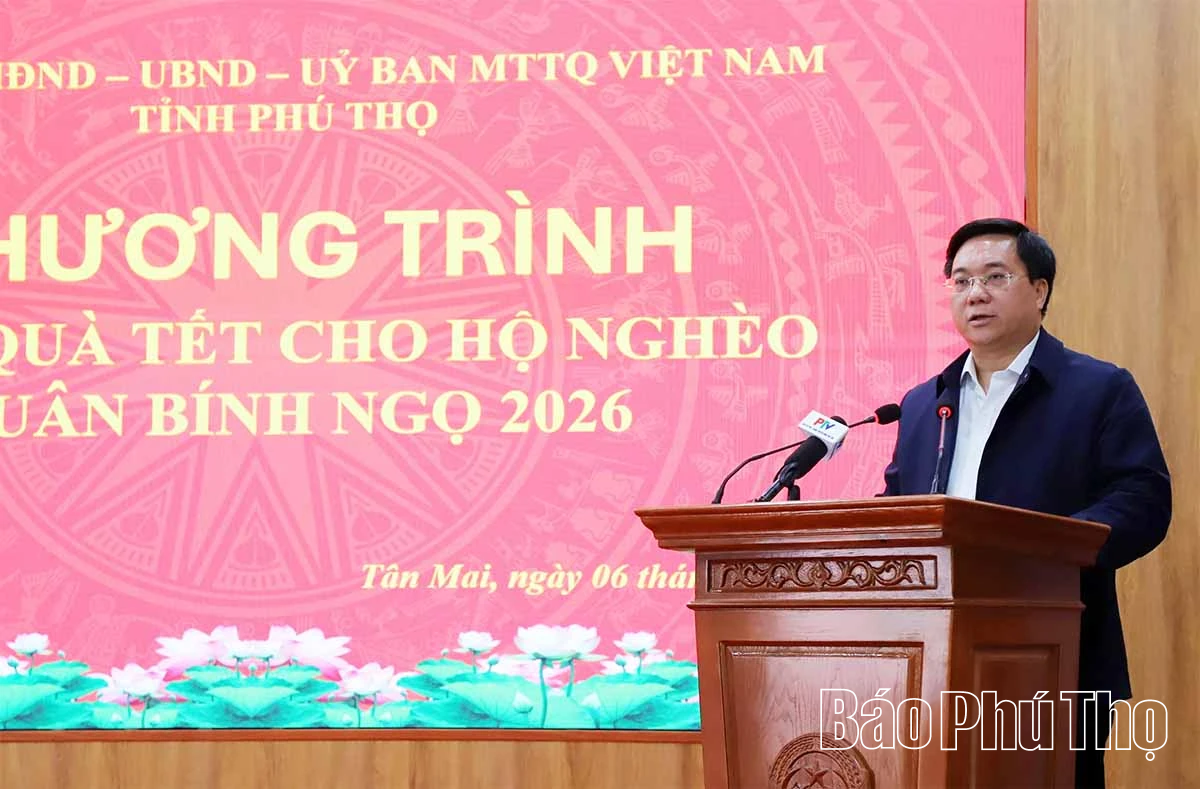 Chủ tịch UBND tỉnh Trần Duy Đ&ocirc;ng thăm, tặng qu&agrave; Tết c&aacute;c hộ gia đ&igrave;nh kh&oacute; khăn tại x&atilde; T&acirc;n Mai