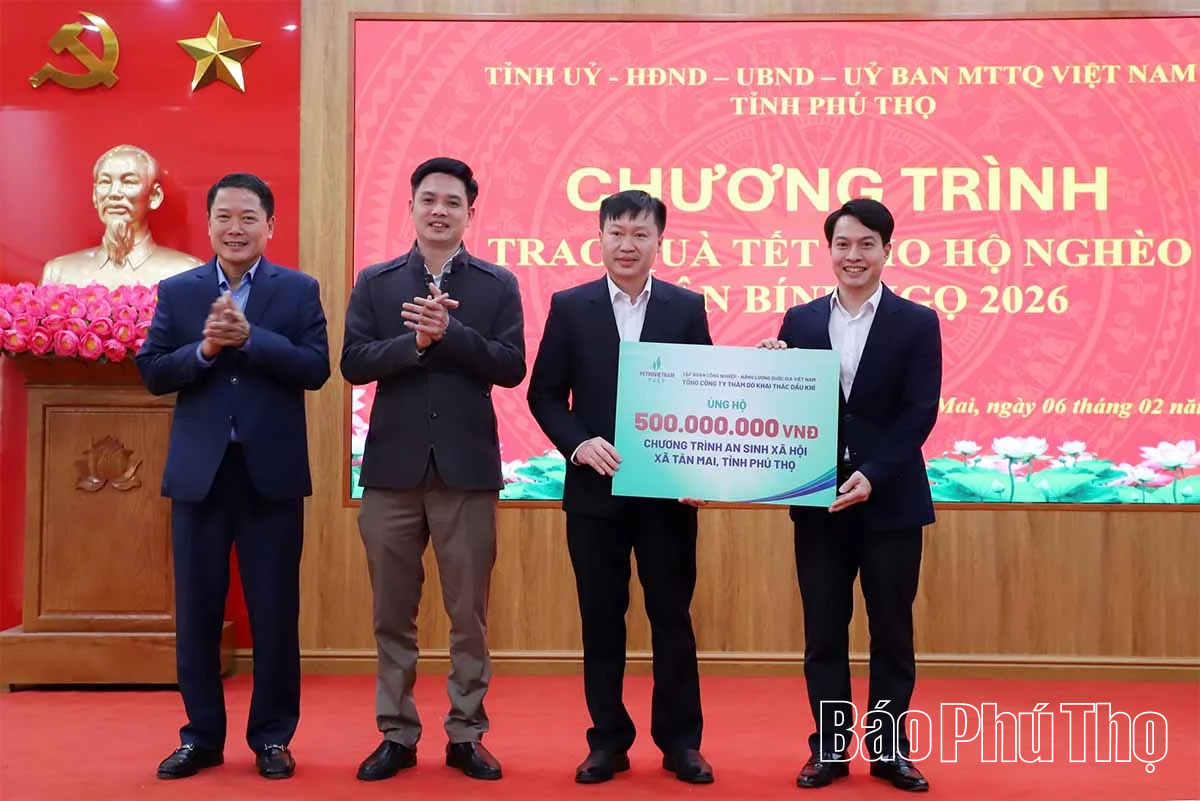 Chủ tịch UBND tỉnh Trần Duy Đ&ocirc;ng thăm, tặng qu&agrave; Tết c&aacute;c hộ gia đ&igrave;nh kh&oacute; khăn tại x&atilde; T&acirc;n Mai